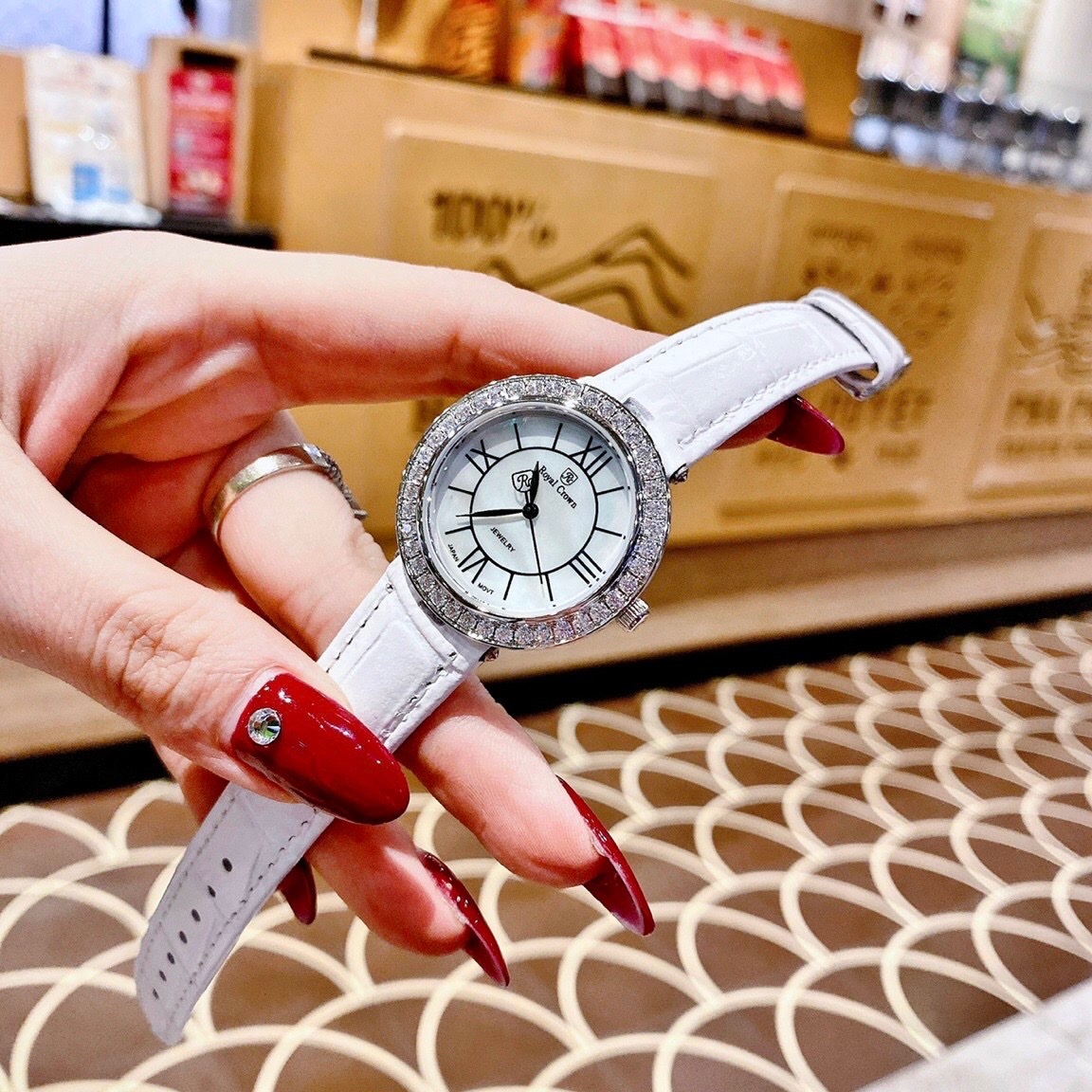 Đồng Hồ Royal Crown Đính Đá |Nữ Giới |Mặt Tròn |Khảm Trai |Dây Da Trắng |Máy Pin (Quartz) |Size 34mm |donghogiatot.vn
