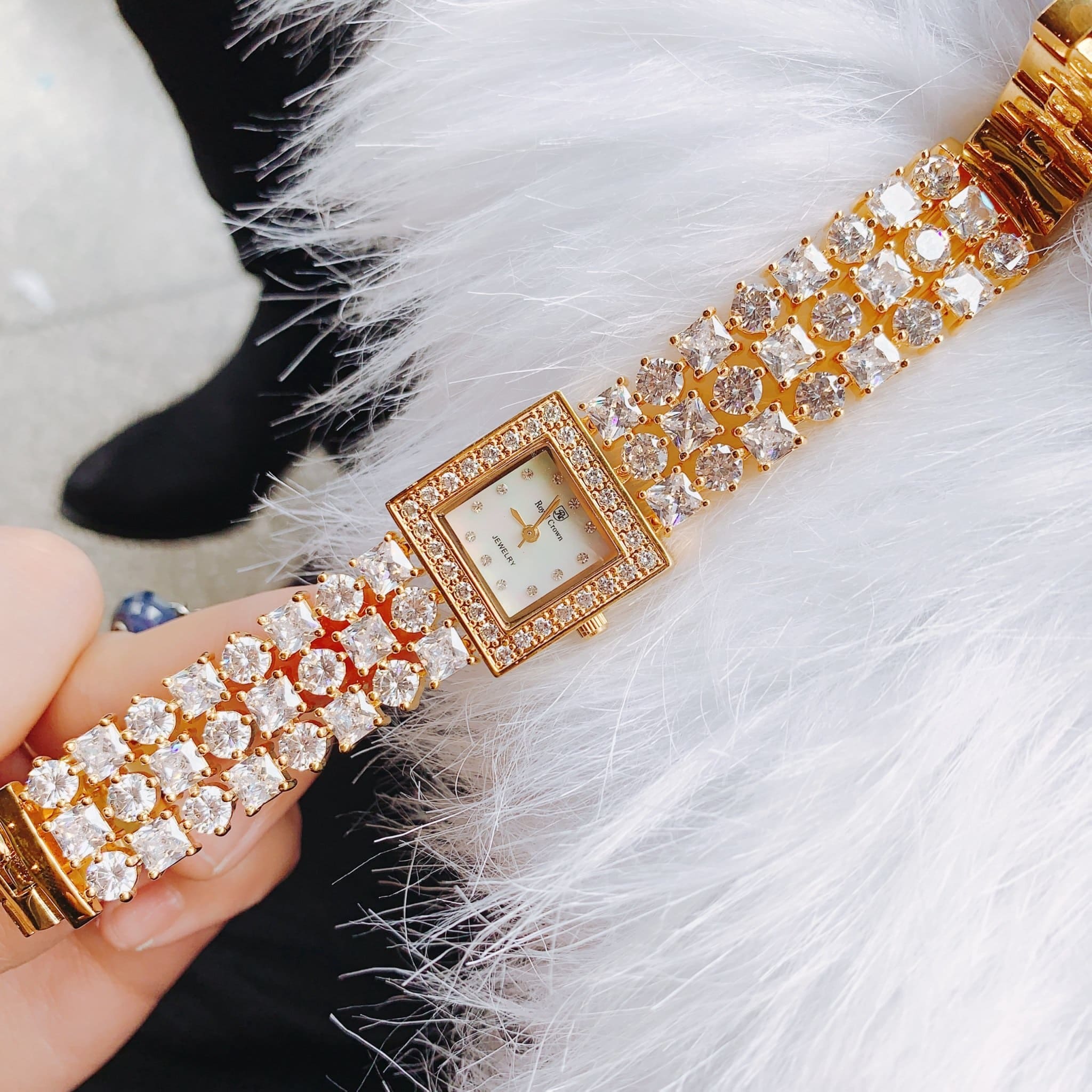 Đồng Hồ Royal Crown Đính Đá Swarovski |Nữ Giới |Mặt Vuông |Vòng Tay Vàng Gold |Máy Pin (Quartz) |Size 26mm |donghogiatot.vn