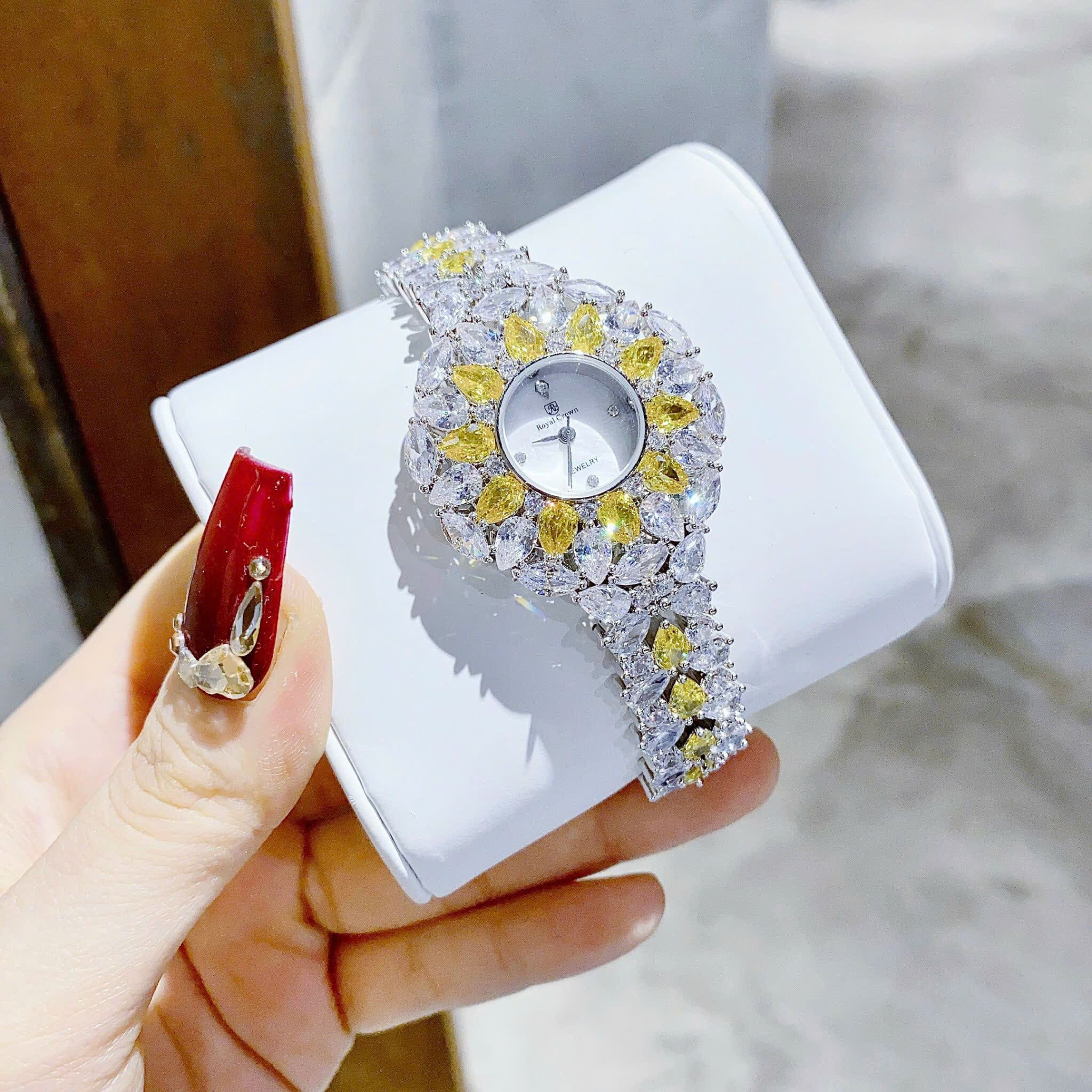 Đồng Hồ Royal Crown Đính Đá Vàng |Nữ Giới |Tựa Bông Hoa |Lắc Tay Silver |Máy Pin (Quartz) |Size 36mm |donghogiatot.vn