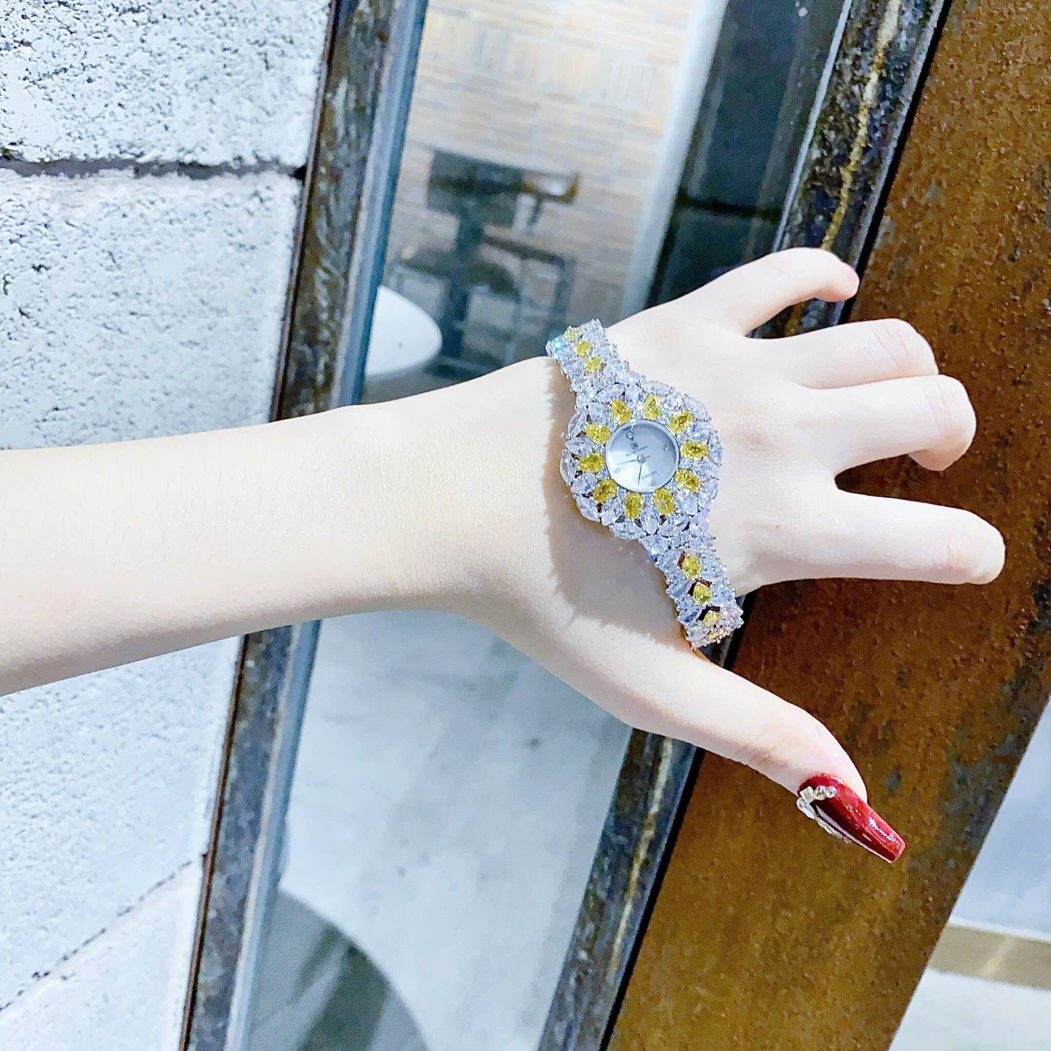 Đồng Hồ Royal Crown Đính Đá Vàng |Nữ Giới |Tựa Bông Hoa |Lắc Tay Silver |Máy Pin (Quartz) |Size 36mm |donghogiatot.vn
