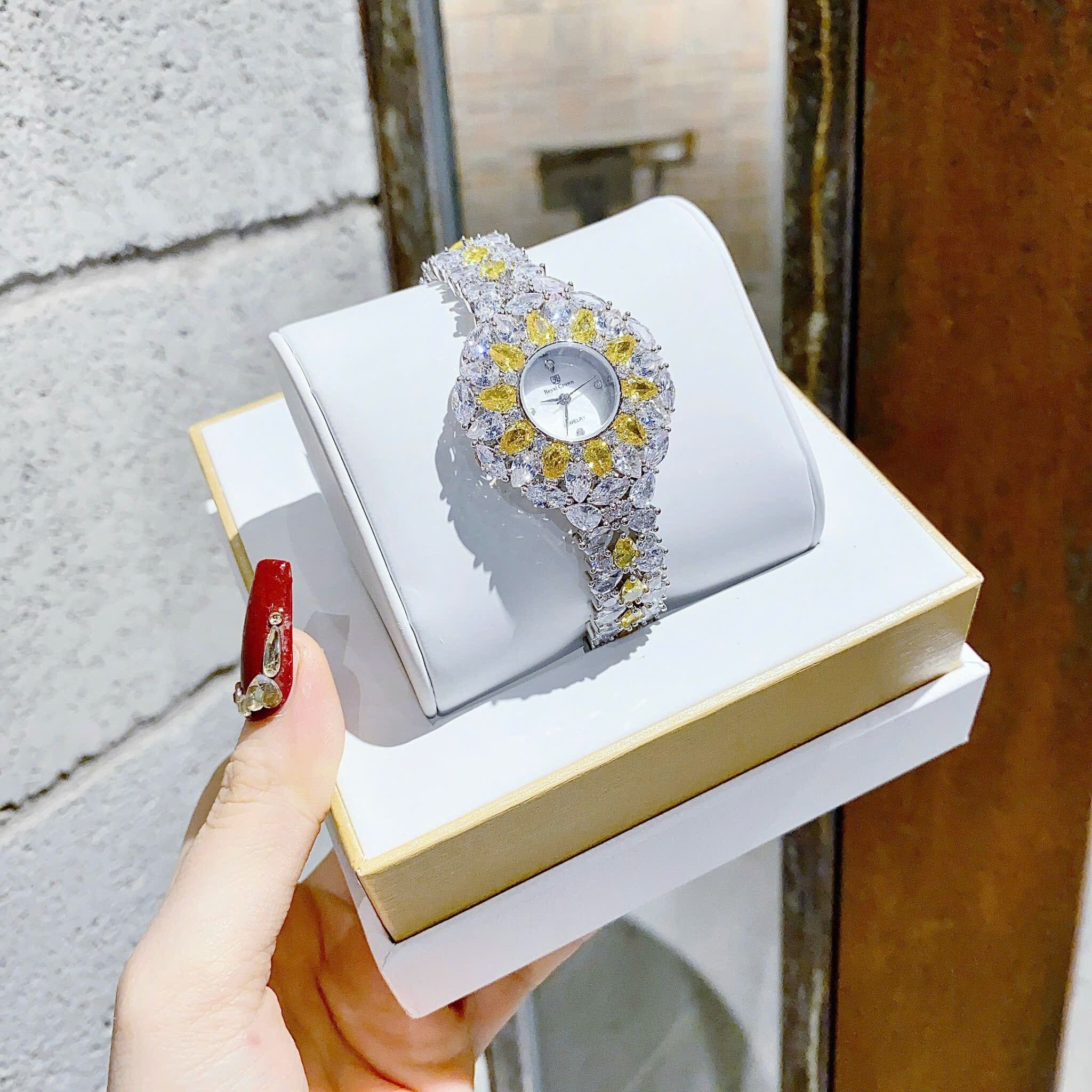 Đồng Hồ Royal Crown Đính Đá Vàng |Nữ Giới |Tựa Bông Hoa |Lắc Tay Silver |Máy Pin (Quartz) |Size 36mm |donghogiatot.vn