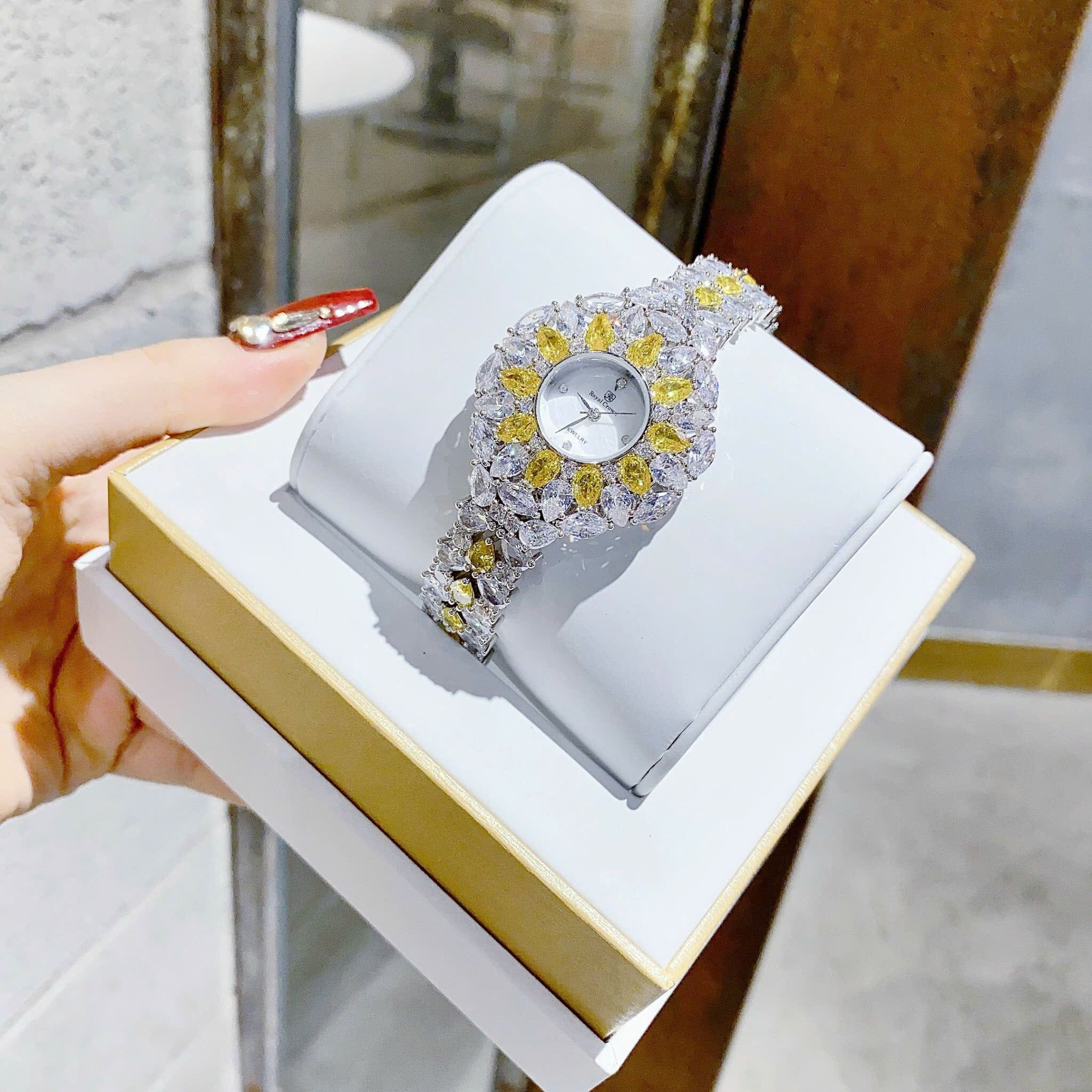 Đồng Hồ Royal Crown Đính Đá Vàng |Nữ Giới |Tựa Bông Hoa |Lắc Tay Silver |Máy Pin (Quartz) |Size 36mm |donghogiatot.vn