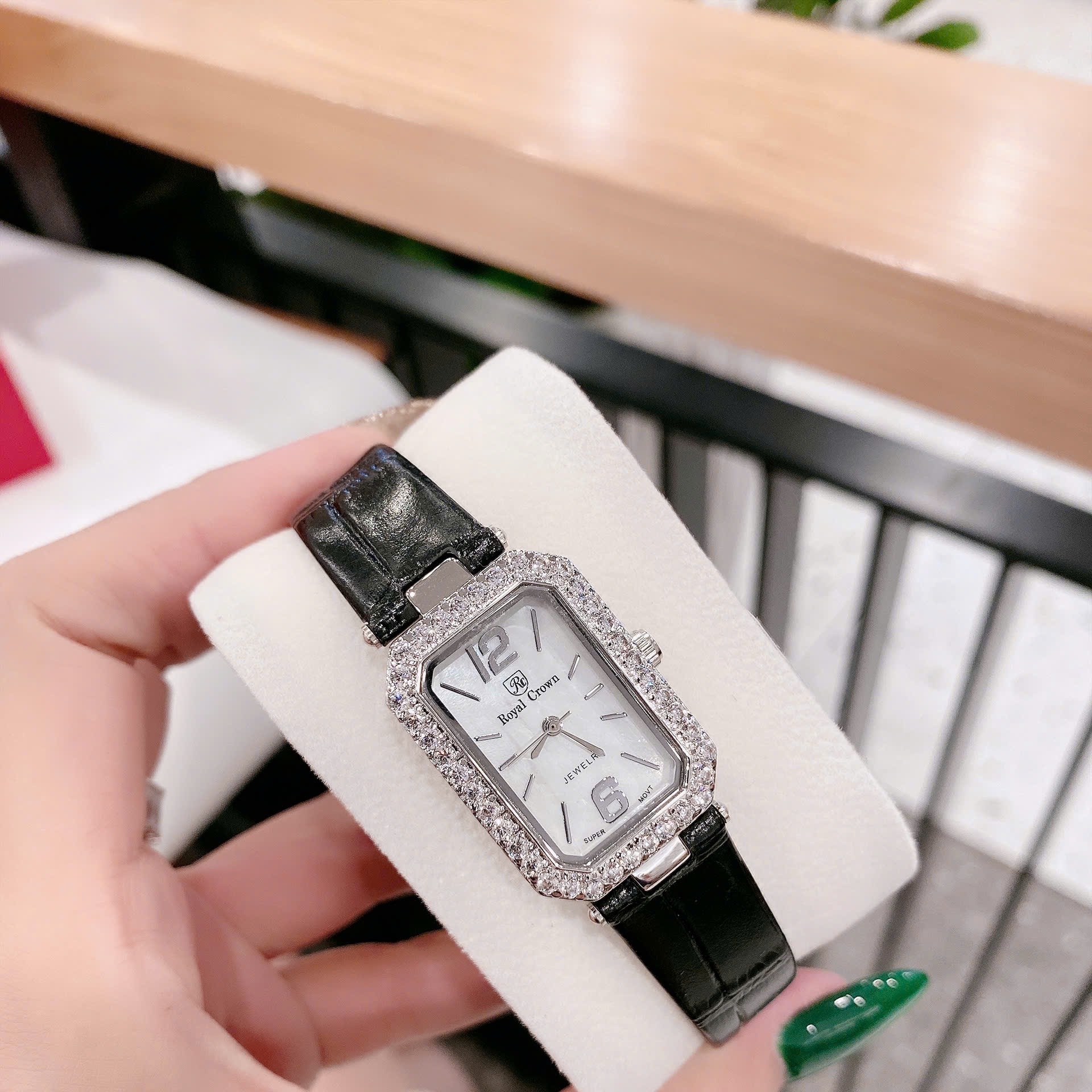 Đồng Hồ  Royal Crown Mặt Chữ Nhật |Nữ Giới |Đính Đá |Dây Da Đen |Máy Pin (Quartz) |Size 20x30mm |donghogiatot.vn