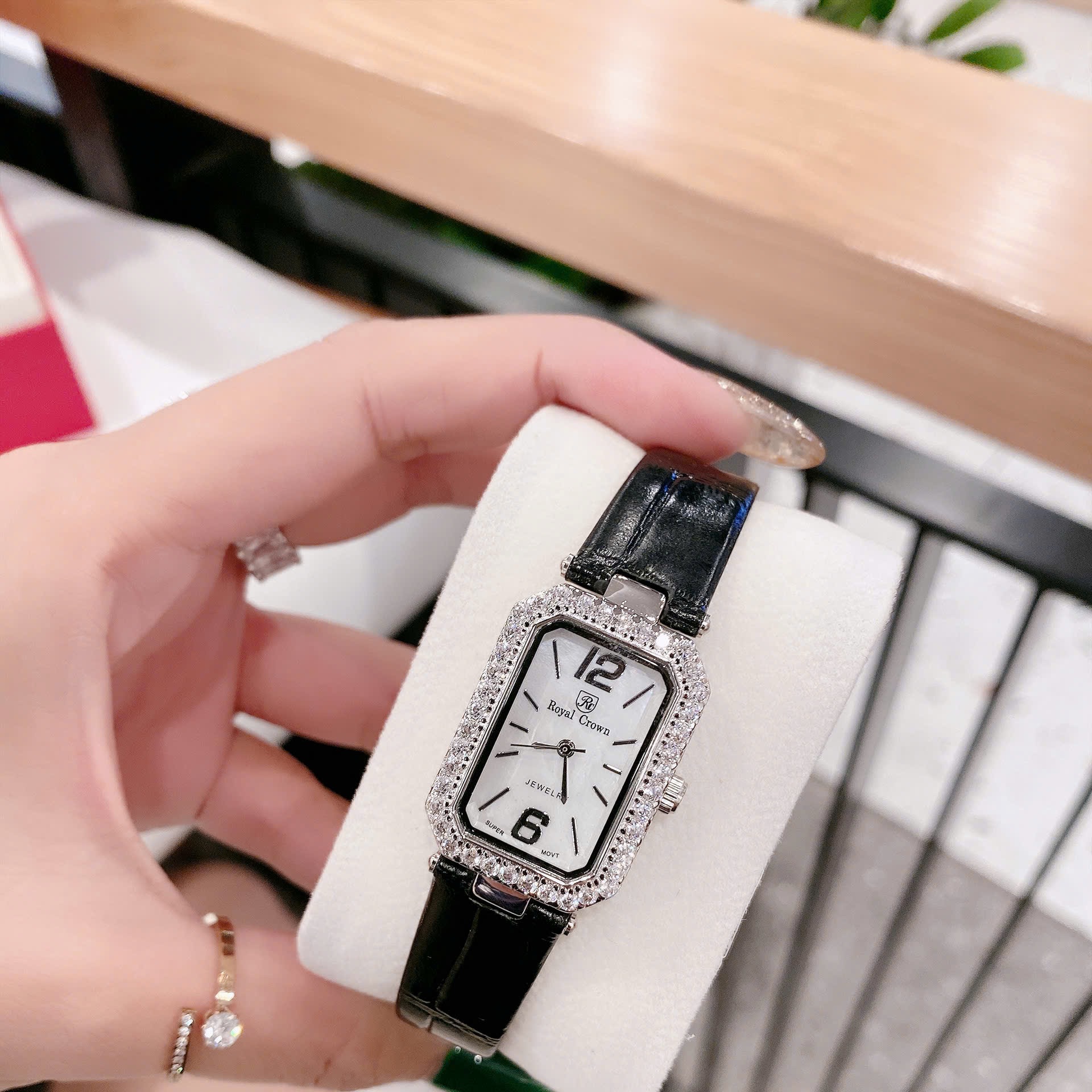 Đồng Hồ  Royal Crown Mặt Chữ Nhật |Nữ Giới |Đính Đá |Dây Da Đen |Máy Pin (Quartz) |Size 20x30mm |donghogiatot.vn