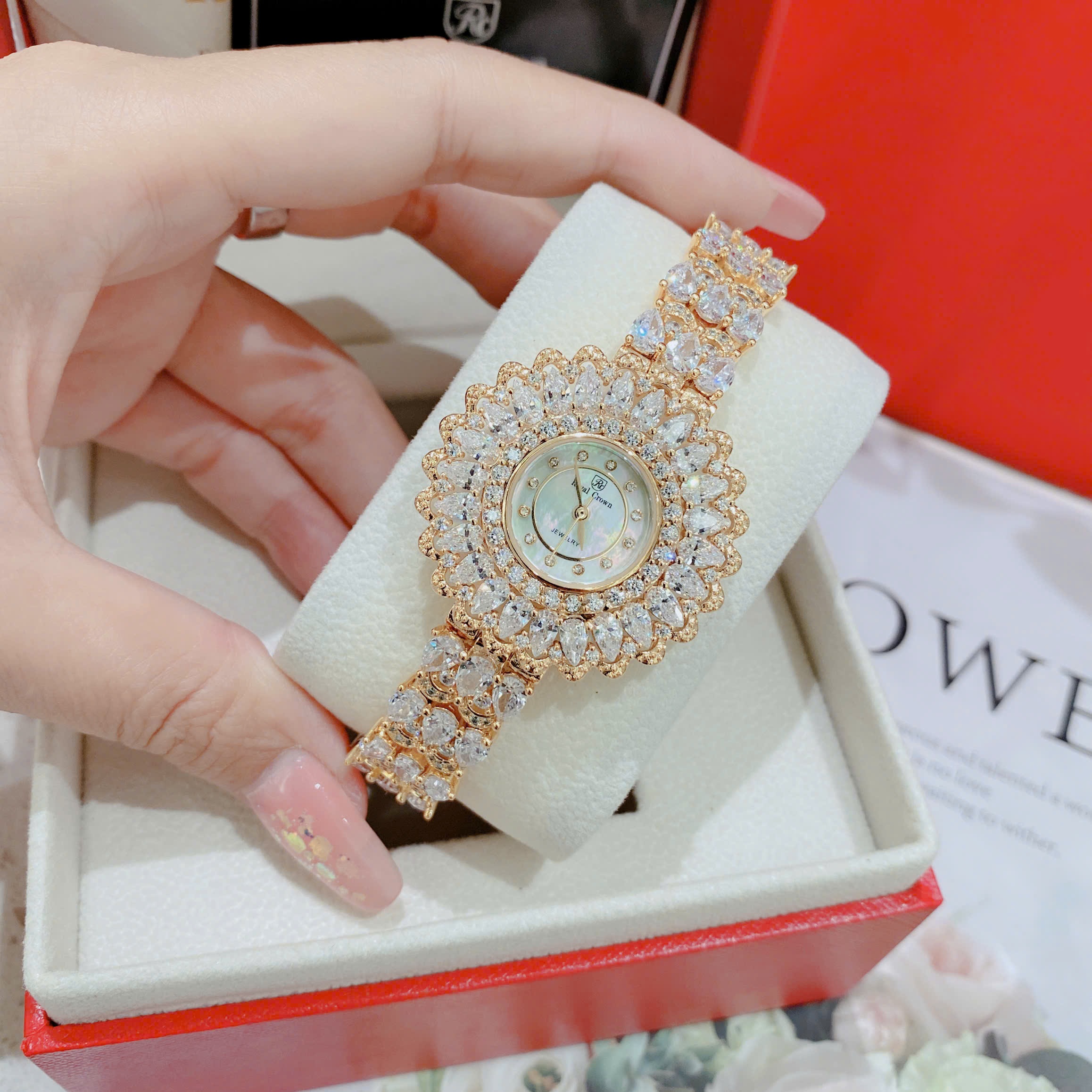 Đồng Hồ Royal Crown Mặt Full Đá |Nữ Giới |Bông Hoa |Lắc Tay Vàng Gold |Máy Pin (Quartz) |Size 36mm |donghogiatot.vn