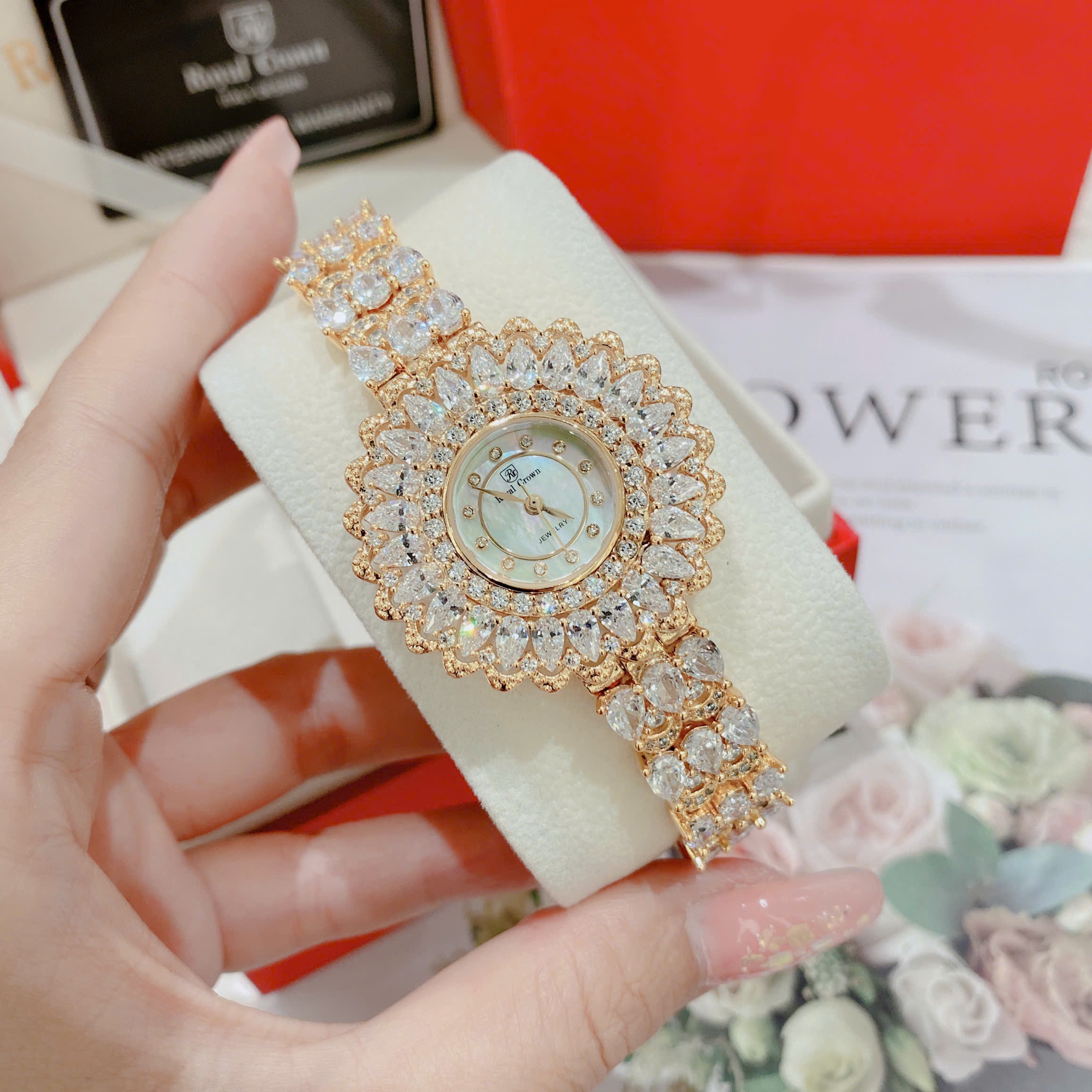 Đồng Hồ Royal Crown Mặt Full Đá |Nữ Giới |Bông Hoa |Lắc Tay Vàng Gold |Máy Pin (Quartz) |Size 36mm |donghogiatot.vn