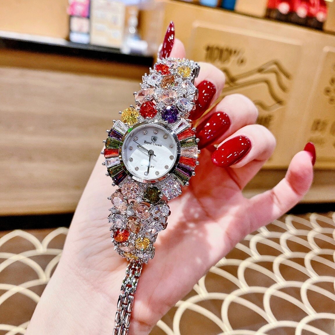 Đồng Hồ Royal Crown Mặt Full Đá Nhiều Màu |Nữ Giới |Lắc Tay Trắng Silver |Máy Pin (Quartz) |Size 36mm |donghogiatot.vn