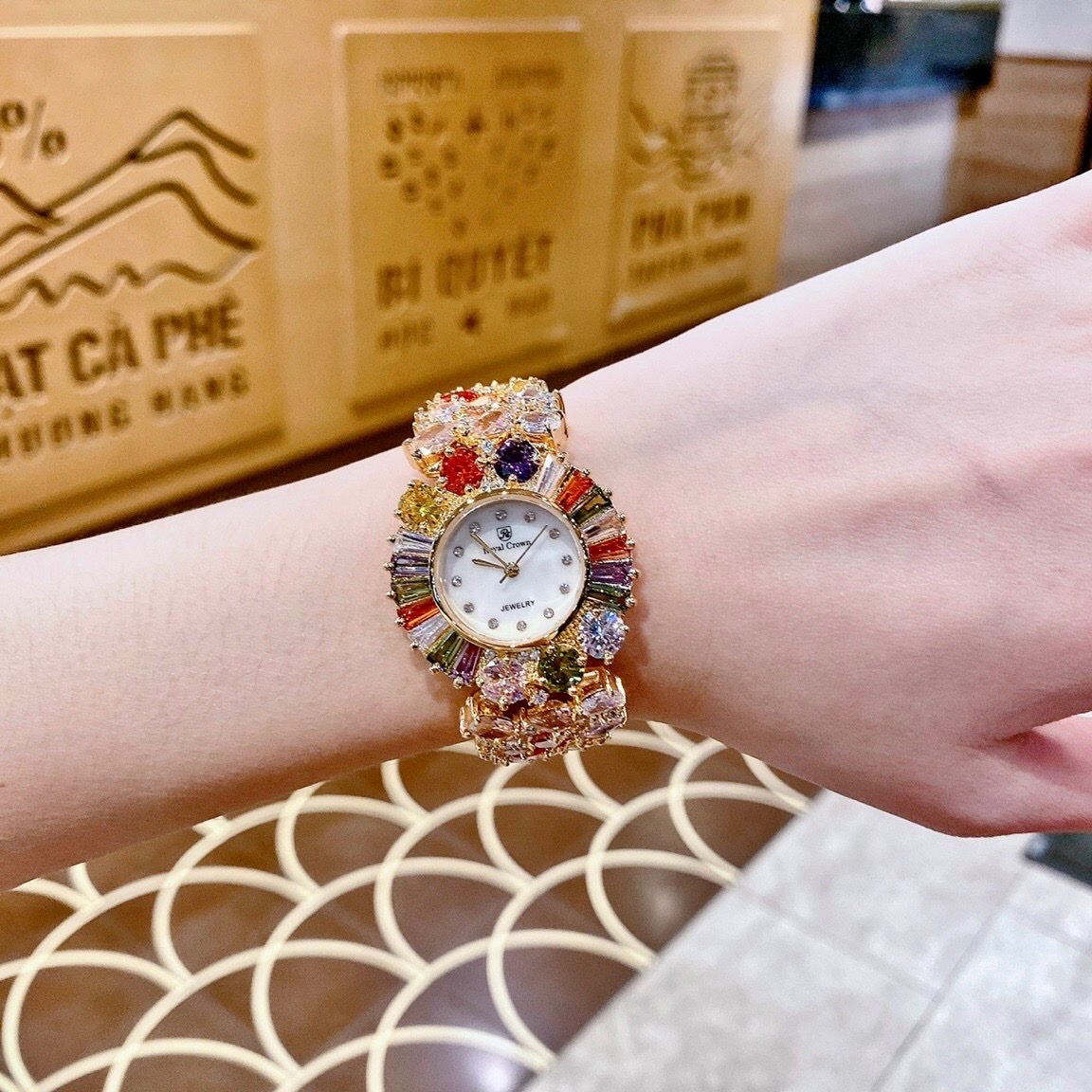 Đồng Hồ Royal Crown Mặt Full Đá Nhiều Màu |Nữ Giới |Lắc Tay Vàng Gold |Máy Pin (Quartz) |Size 36mm |donghogiatot.vn