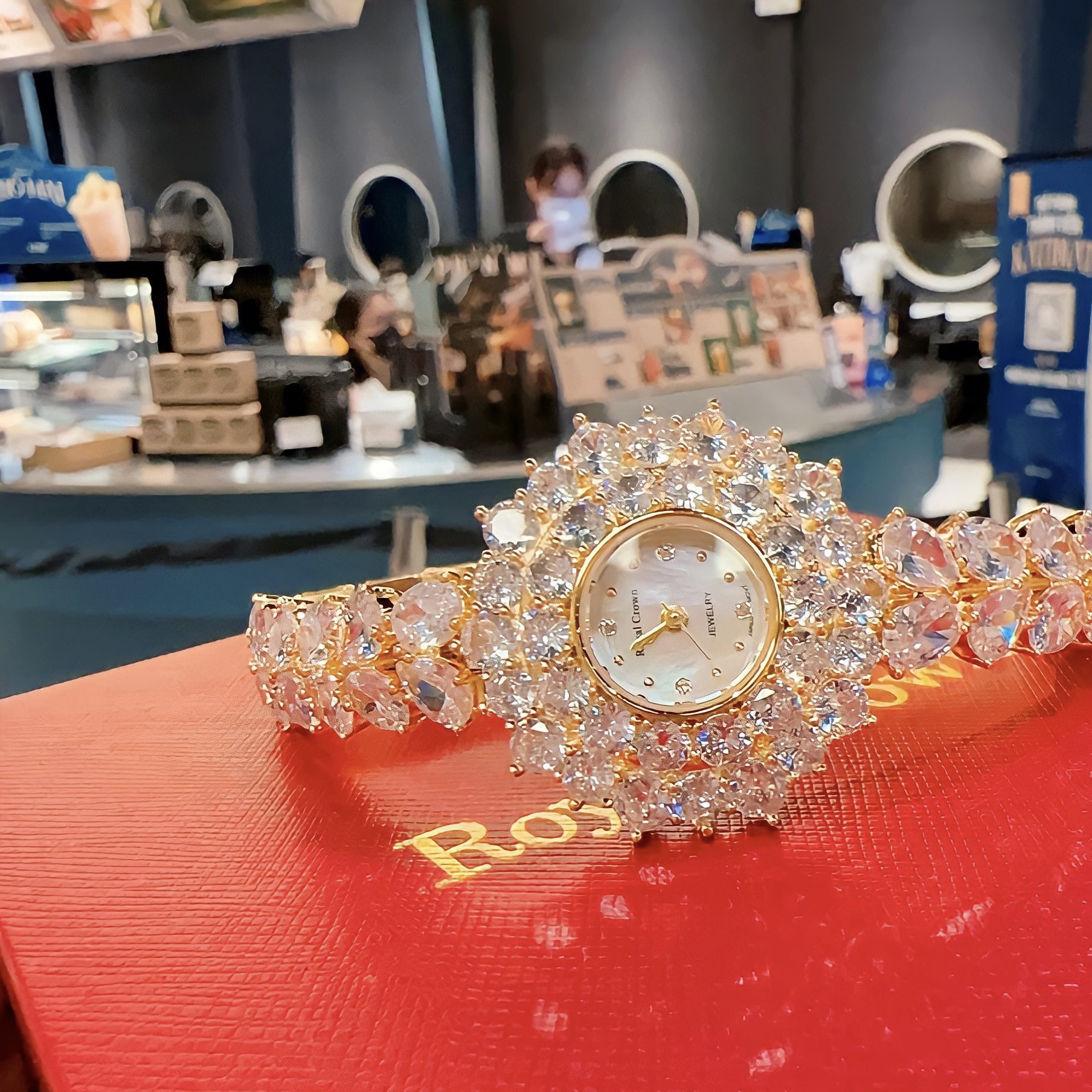 Đồng Hồ Royal Crown Mặt Full Pha Lê |Nữ Giới |Vòng Tay Vàng Gold |Máy Pin (Quartz) |Size 32mm |donghogiatot.vn
