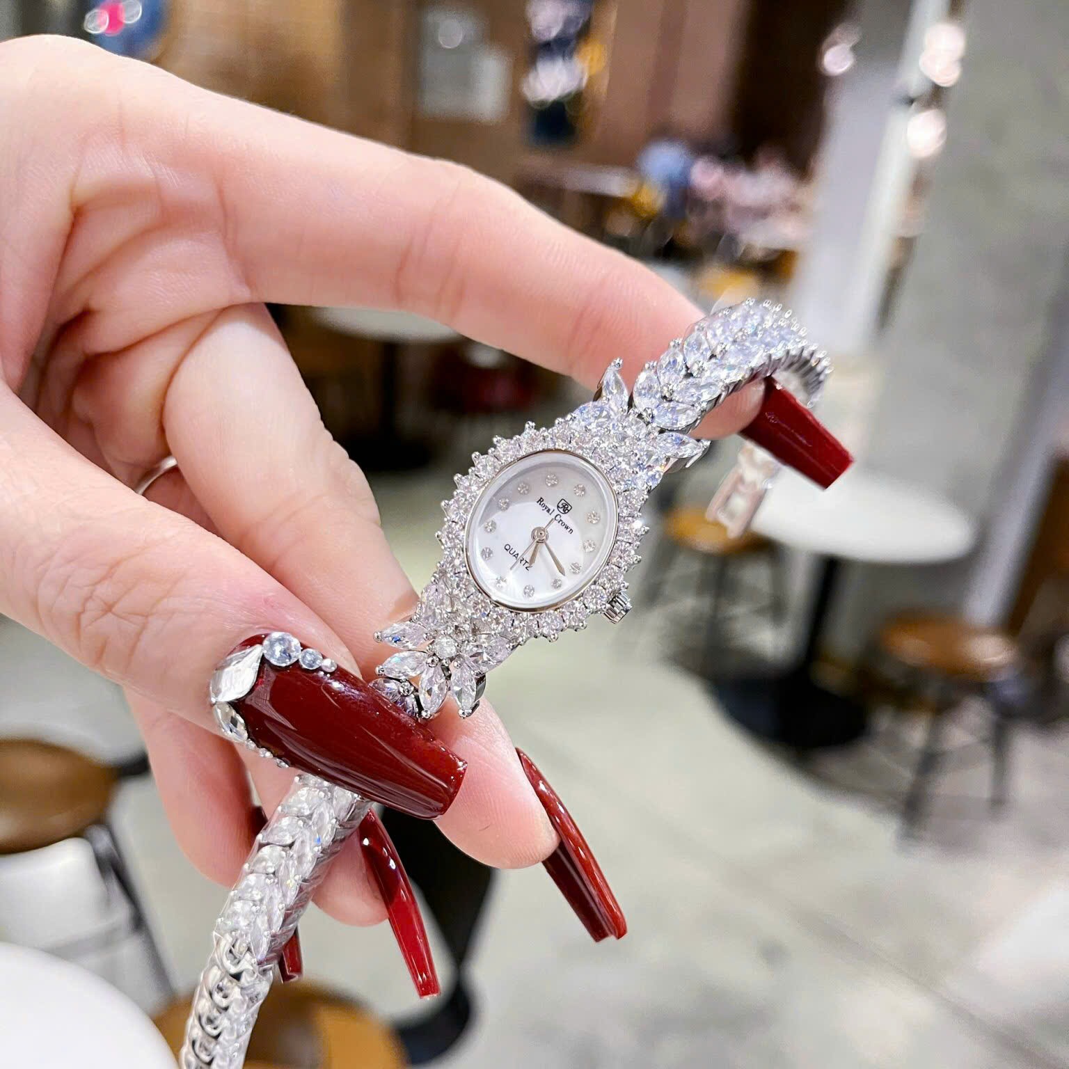 Đồng Hồ Royal Crown Mặt Oval |Nữ Giới |Silver |Lắc Tay Đính Pha Lê |Máy Pin (Quartz) |Size 26mm |donghogiatot.vn