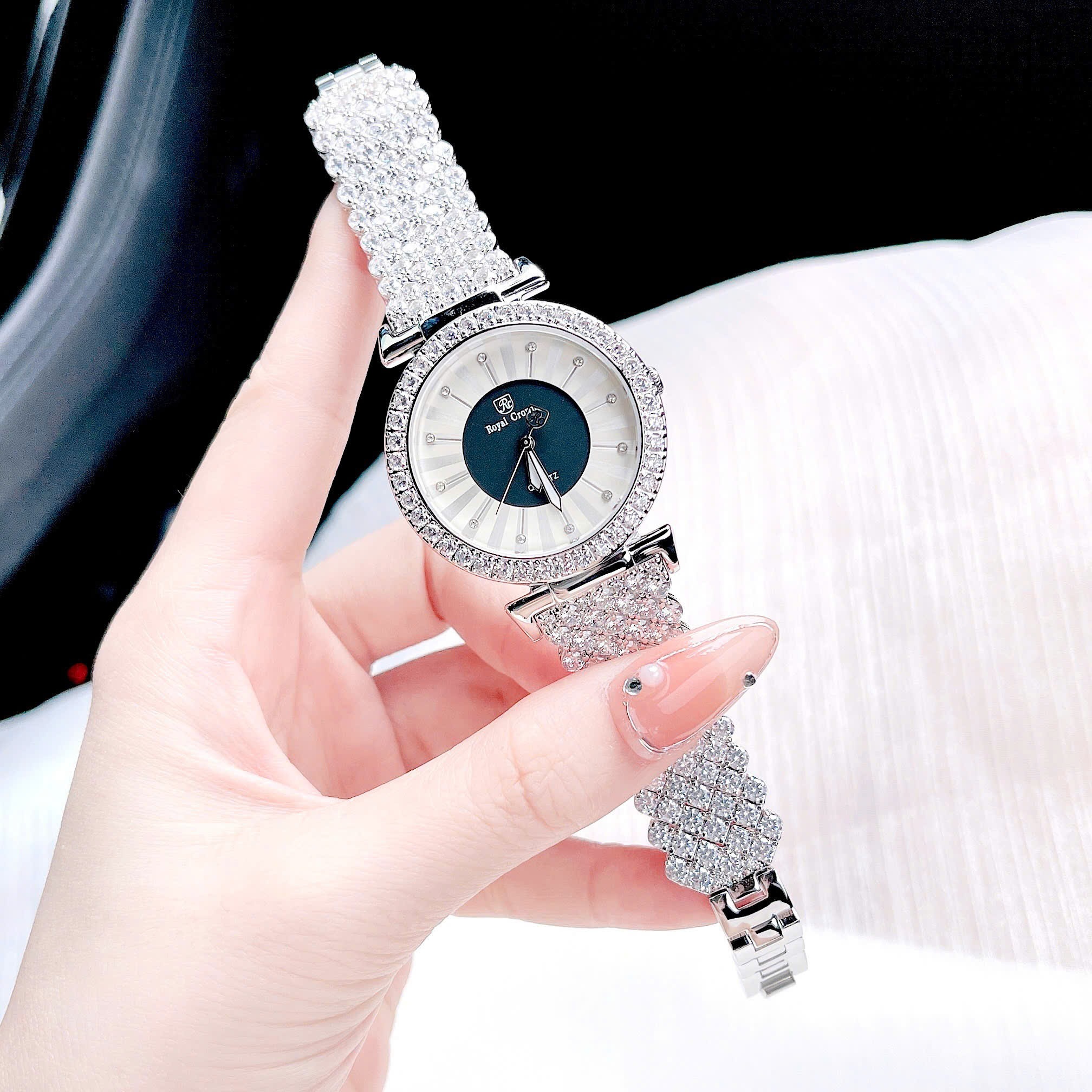 Đồng Hồ Royal Crown Mặt Tròn Đen |Nữ Giới |Đính Đá |Dây Kim Loại Silver |Máy Pin (Quartz) |Size 35mm |donghogiatot.vn