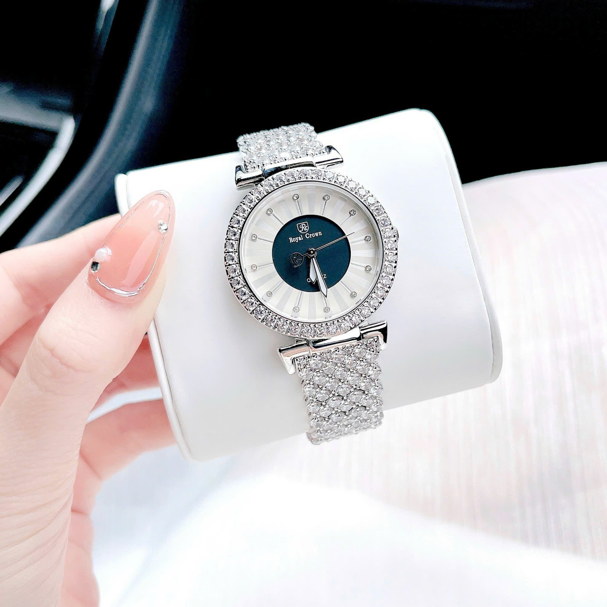 Đồng Hồ Royal Crown Mặt Tròn Đen |Nữ Giới |Đính Đá |Dây Kim Loại Silver |Máy Pin (Quartz) |Size 35mm |donghogiatot.vn