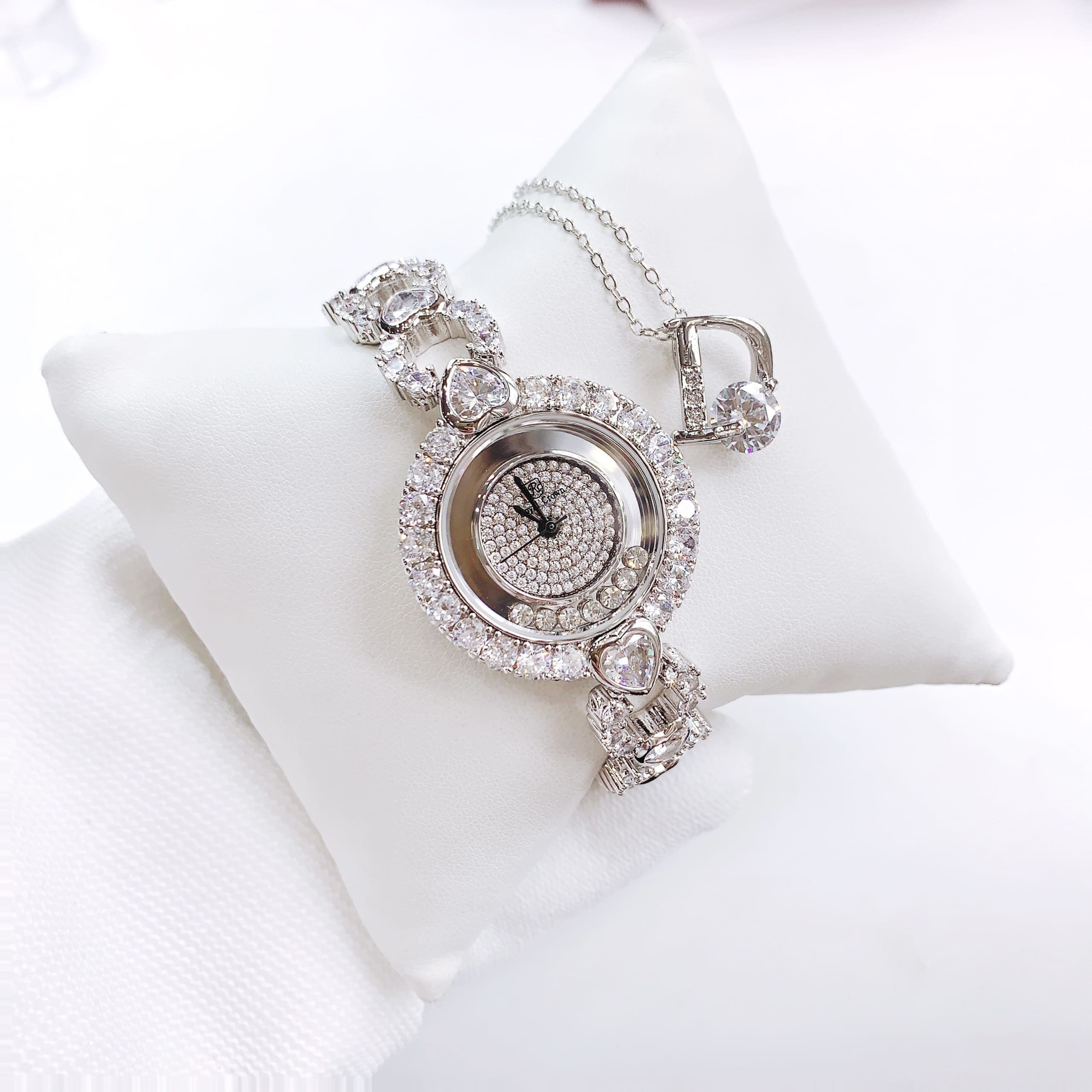 Đồng Hồ Royal Crown Mặt Tròn |Nữ Giới |Silver |Lắc Tay Đính Đá Trái Tim Trắng |Máy Pin (Quartz) |Size 33mm |donghogiatot.vn