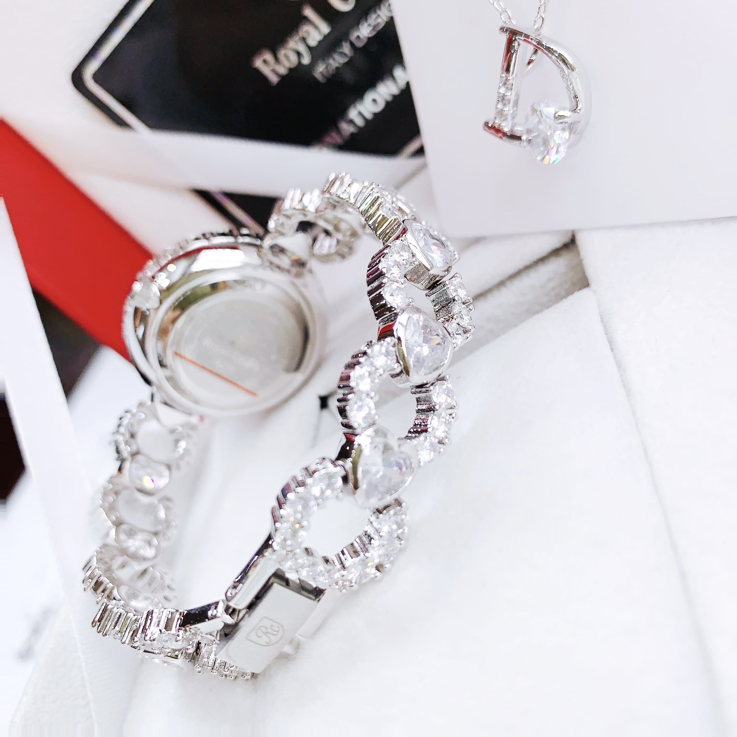 Đồng Hồ Royal Crown Mặt Tròn |Nữ Giới |Silver |Lắc Tay Đính Đá Trái Tim Trắng |Máy Pin (Quartz) |Size 33mm |donghogiatot.vn