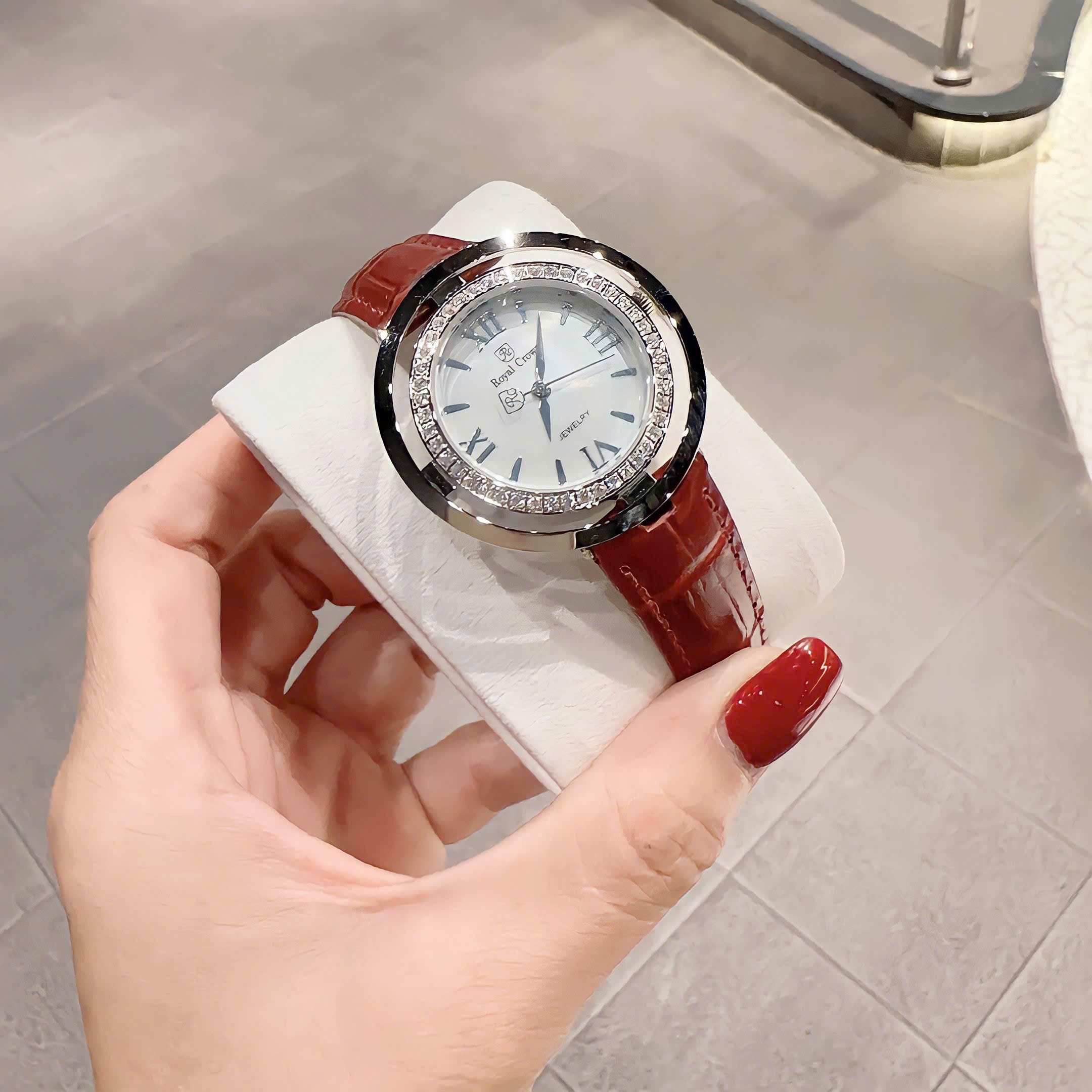 Đồng Hồ Royal Crown Mặt Xà Cừ Trắng |Nữ Giới |Đính Đá |Dây Da Đỏ Mận |Máy Pin (Quartz) |Size 36mm |donghogiatot.vn