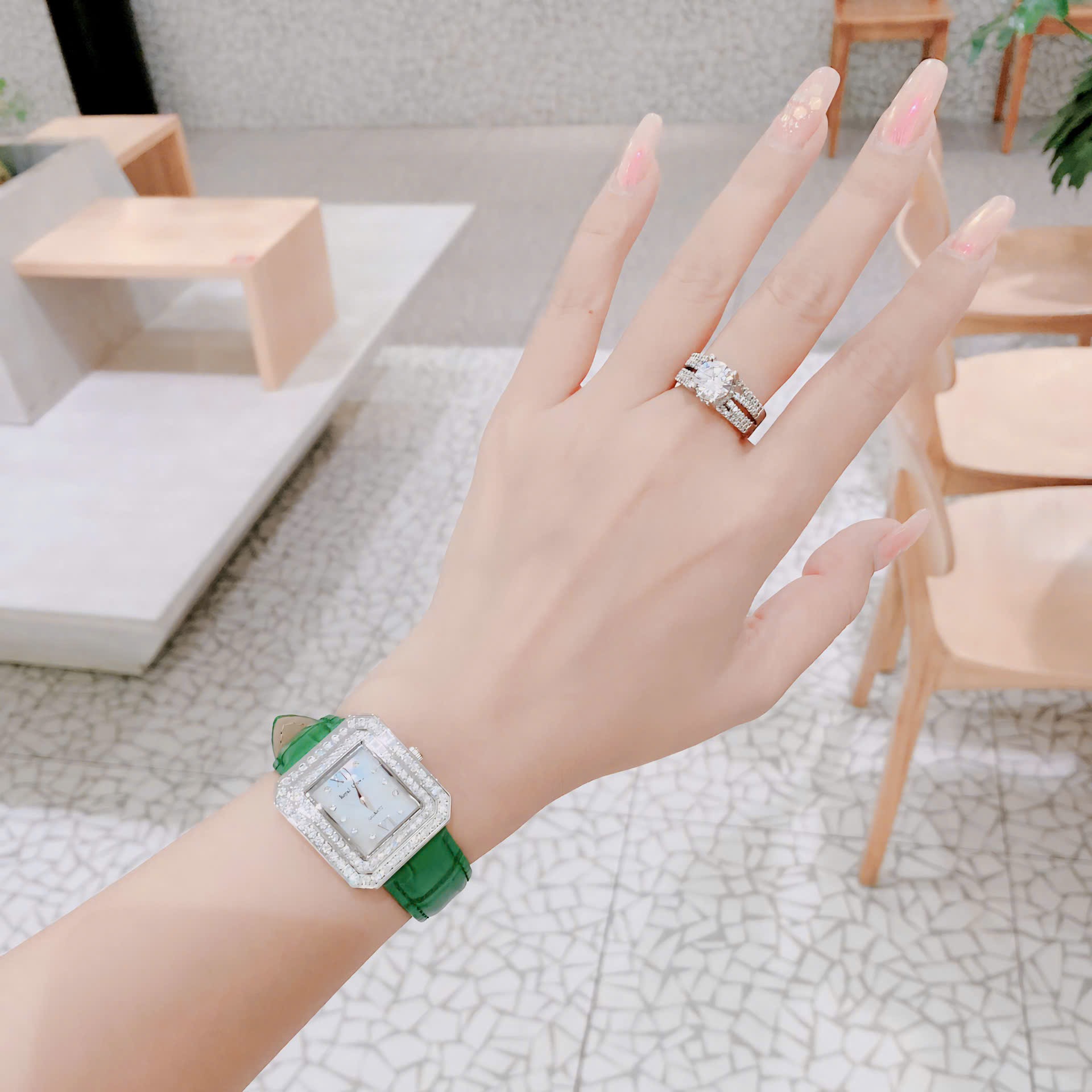 Đồng Hồ Royal Crown Mặt Vuông |Nữ Giới |Đính Đá |Dây Da Xanh Lá |Máy Pin (Quartz) |Size 34mm |donghogiatot.vn