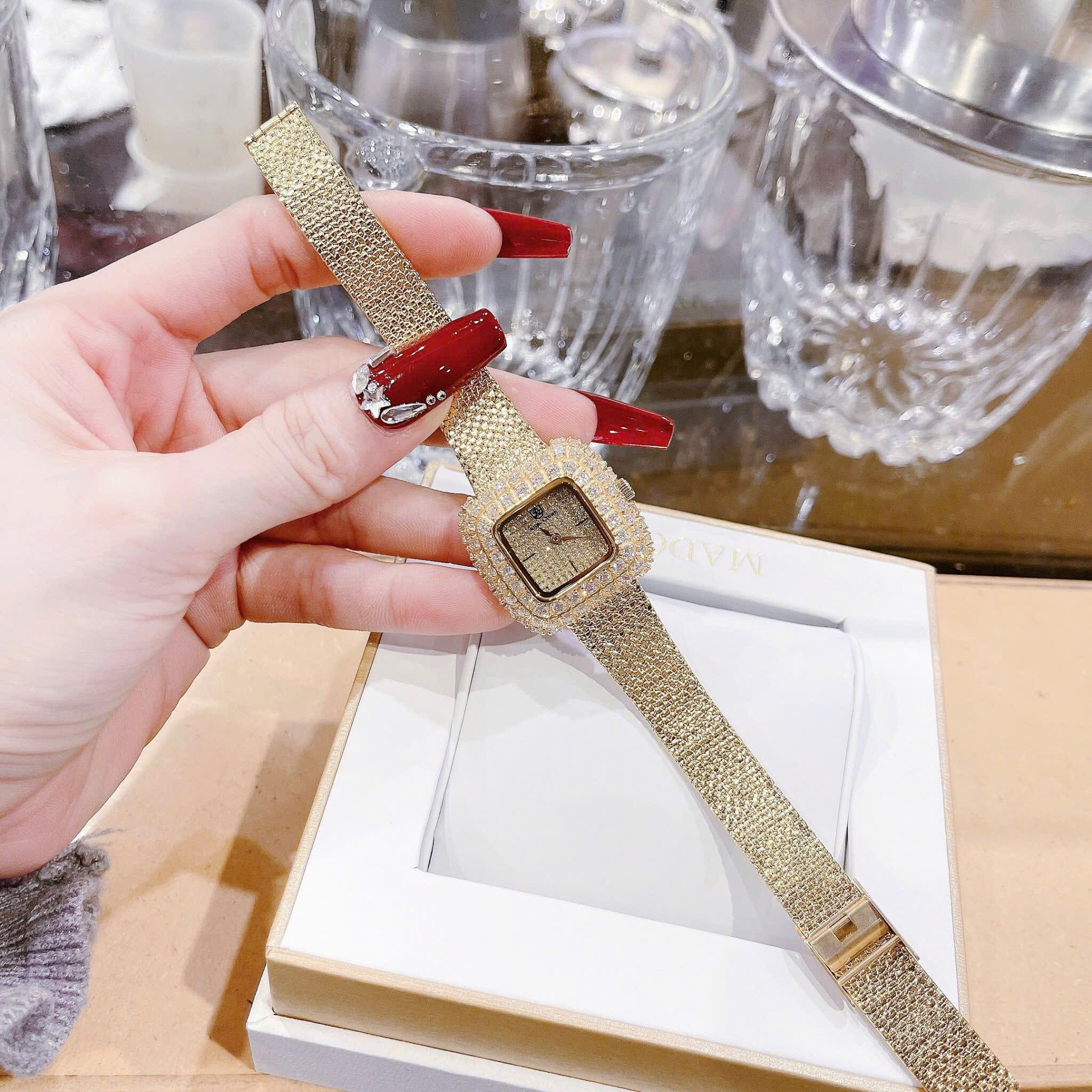 Đồng Hồ Royal Crown Mặt Vuông |Nữ Giới |Đính Đá |Dây Lưới Vàng Gold |Máy Pin (Quartz) |Size 30mm |donghogiatot.vn