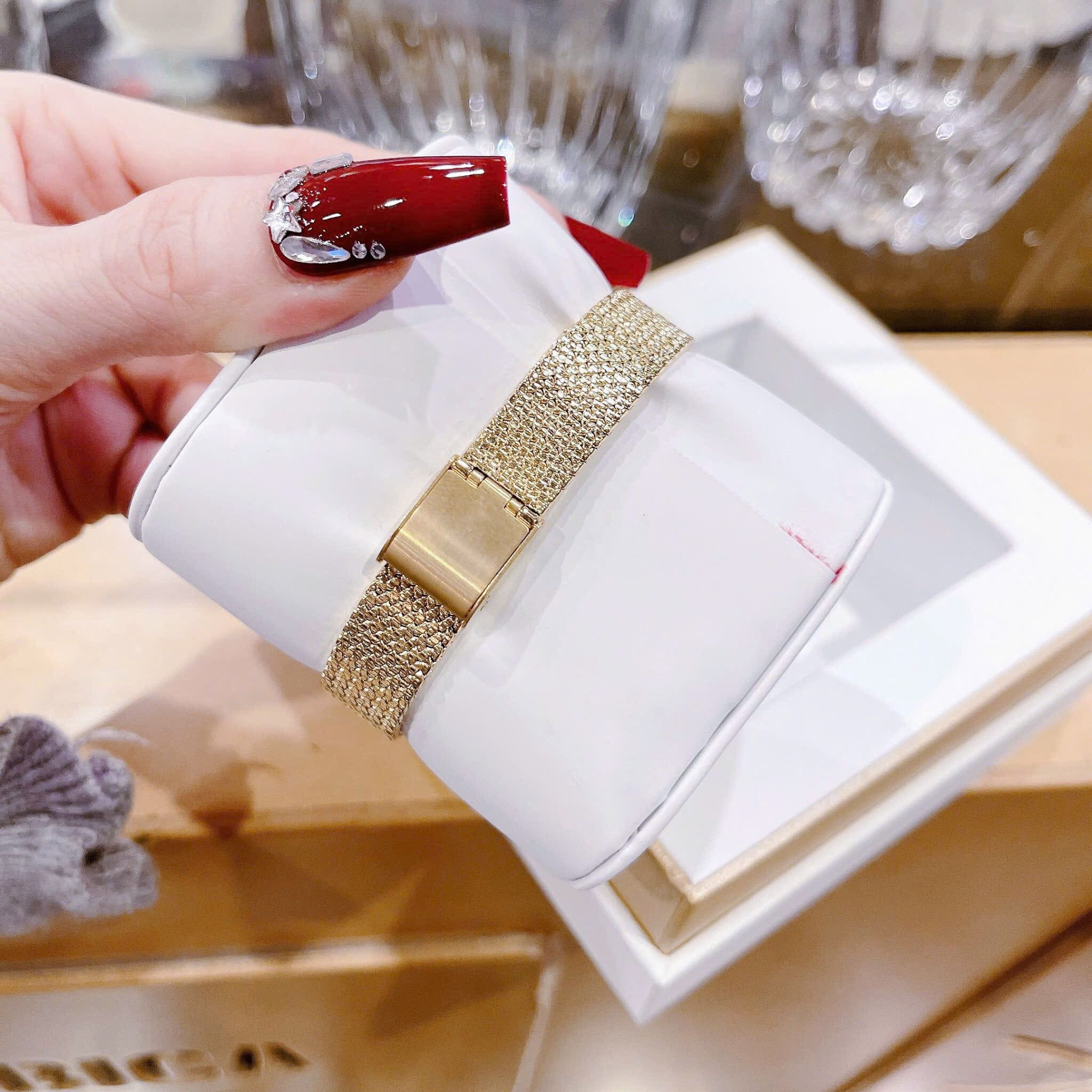 Đồng Hồ Royal Crown Mặt Vuông |Nữ Giới |Đính Đá |Dây Lưới Vàng Gold |Máy Pin (Quartz) |Size 30mm |donghogiatot.vn