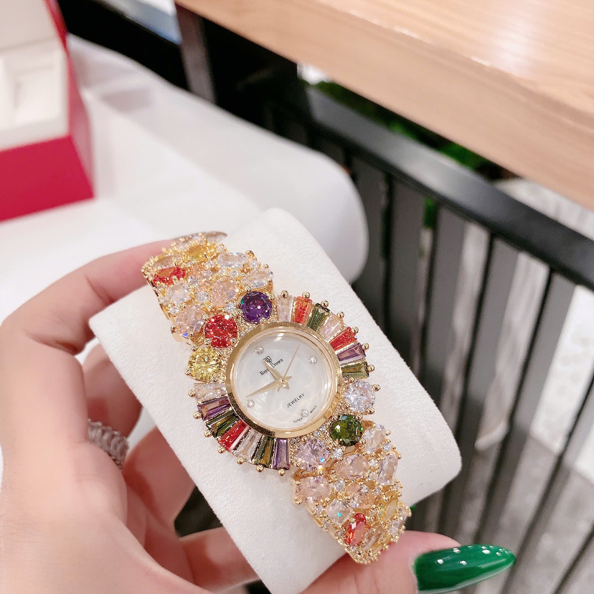 Đồng Hồ Royal Crown Mặt Xà Cừ |Nữ Giới |Đính Pha Lê Nhiều Màu |Lắc Tay Vàng Gold |Máy Pin (Quartz) |Size 34mm |donghogiatot.vn