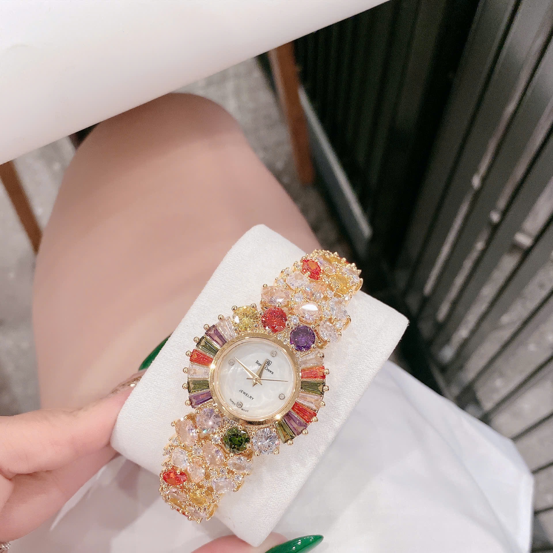 Đồng Hồ Royal Crown Mặt Xà Cừ |Nữ Giới |Đính Pha Lê Nhiều Màu |Lắc Tay Vàng Gold |Máy Pin (Quartz) |Size 34mm |donghogiatot.vn