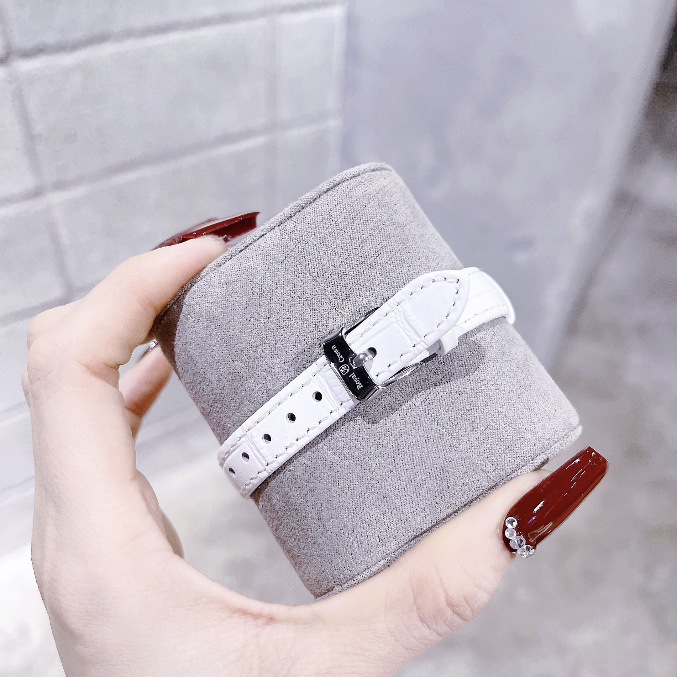 Đồng Hồ Royal Crown Mặt Oval |Nữ Giới |Đính Đá |Dây Da Trắng |Máy Pin (Quartz) |Size 24x30mm |Donghogiatot.vn