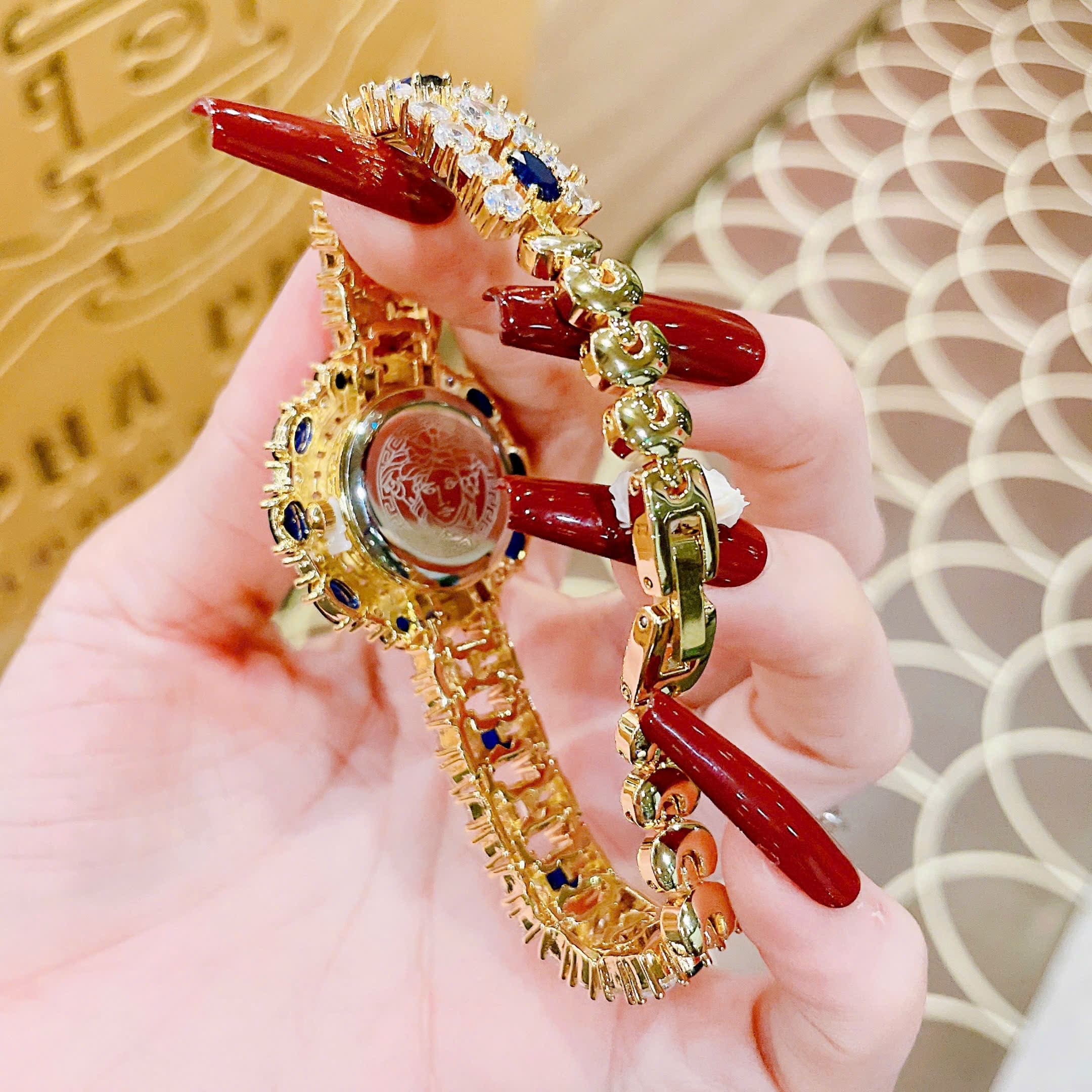 Đồng Hồ Versace Bông Hoa Tuyết |Nữ Giới |Đính Đá Xanh Dương |Lắc Tay Vàng Gold |Máy Pin (Quartz) |Size 36mm |donghogiatot.vn