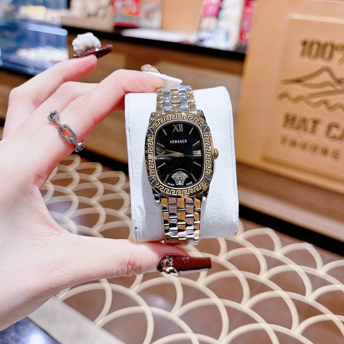 Đồng Hồ Versace Couture |Nữ Giới |Mặt Chữ Nhật Đen |Dây Kim Loại Demi Vàng |Máy Pin (Quartz) |Size 30x38mm |donghogiatot.vn