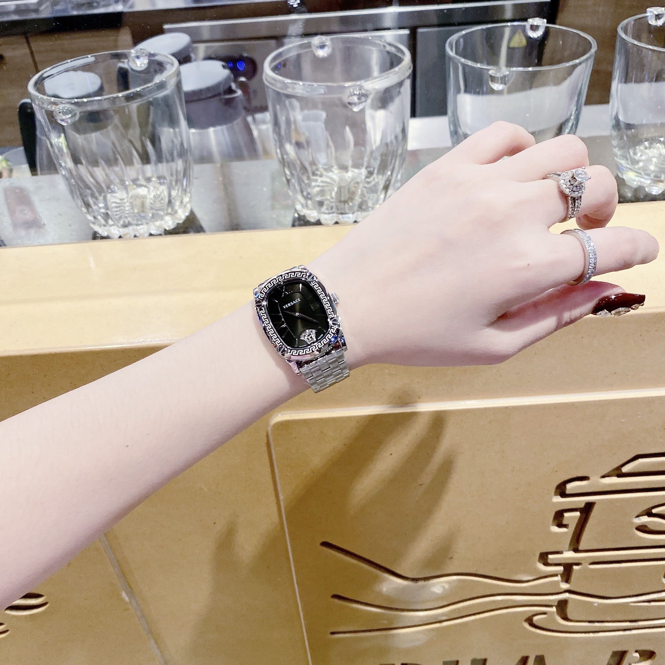 Đồng Hồ Versace Couture |Nữ Giới |Mặt Chữ Nhật Đen |Dây Kim Loại Silver |Máy Pin (Quartz) |Size 30x38mm |donghogiatot.vn