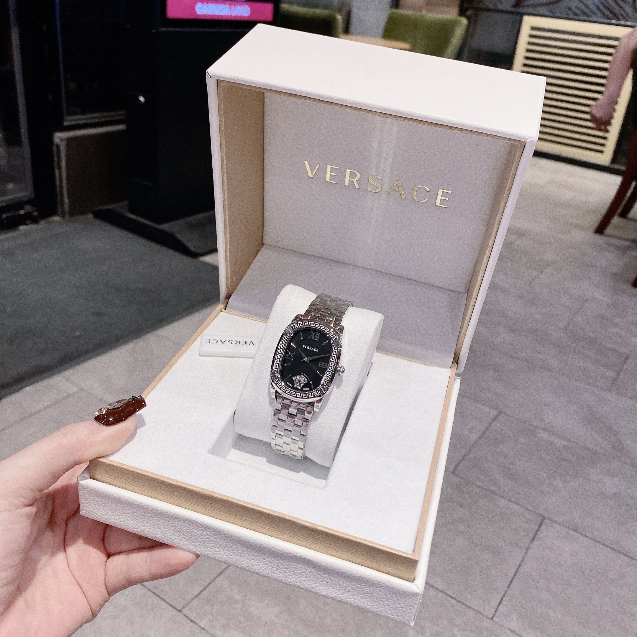 Đồng Hồ Versace Couture |Nữ Giới |Mặt Chữ Nhật Đen |Dây Kim Loại Silver |Máy Pin (Quartz) |Size 30x38mm |donghogiatot.vn