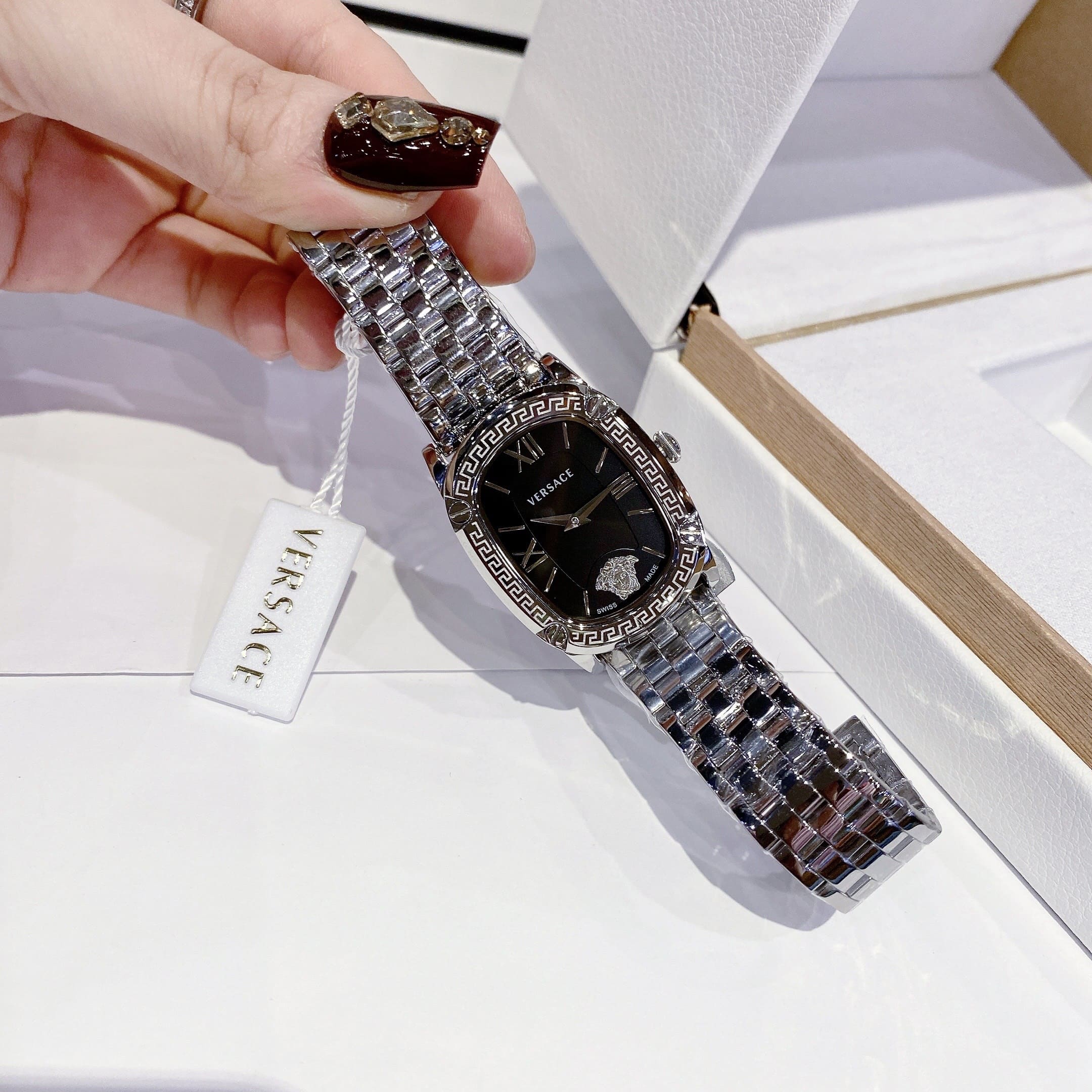 Đồng Hồ Versace Couture |Nữ Giới |Mặt Chữ Nhật Đen |Dây Kim Loại Silver |Máy Pin (Quartz) |Size 30x38mm |donghogiatot.vn