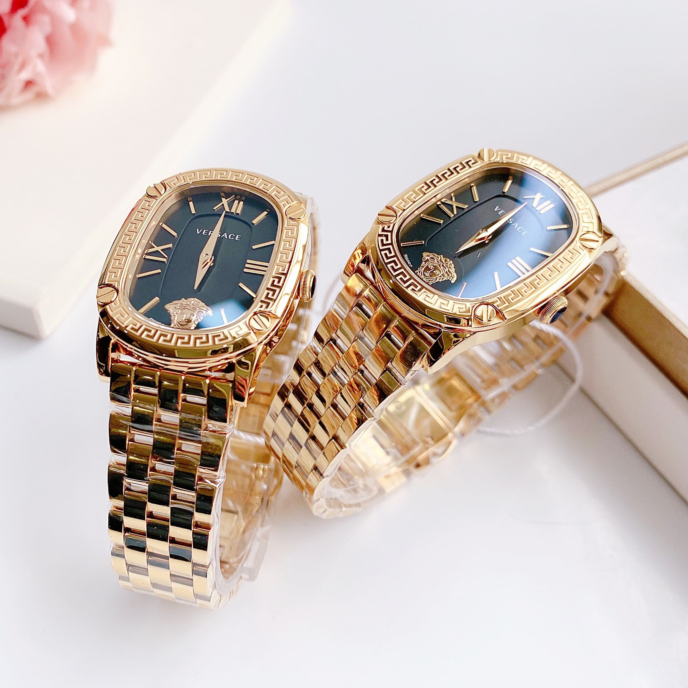Đồng Hồ Versace Couture |Nữ Giới |Mặt Chữ Nhật Đen |Dây Kim Loại Vàng Gold |Máy Pin (Quartz) |Size 30x38mm |donghogiatot.vn