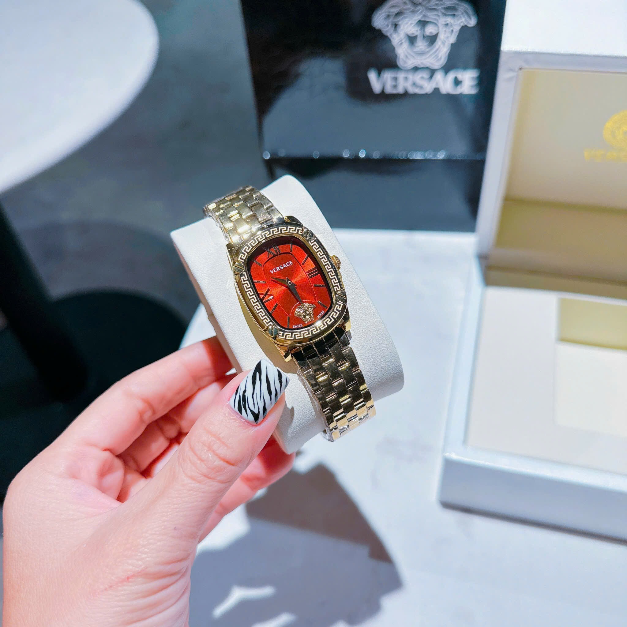 Đồng Hồ Versace Couture |Nữ Giới |Mặt Chữ Nhật Đỏ |Dây Kim Loại Vàng Gold |Máy Pin (Quartz) |Size 30x38mm |donghogiatot.vn