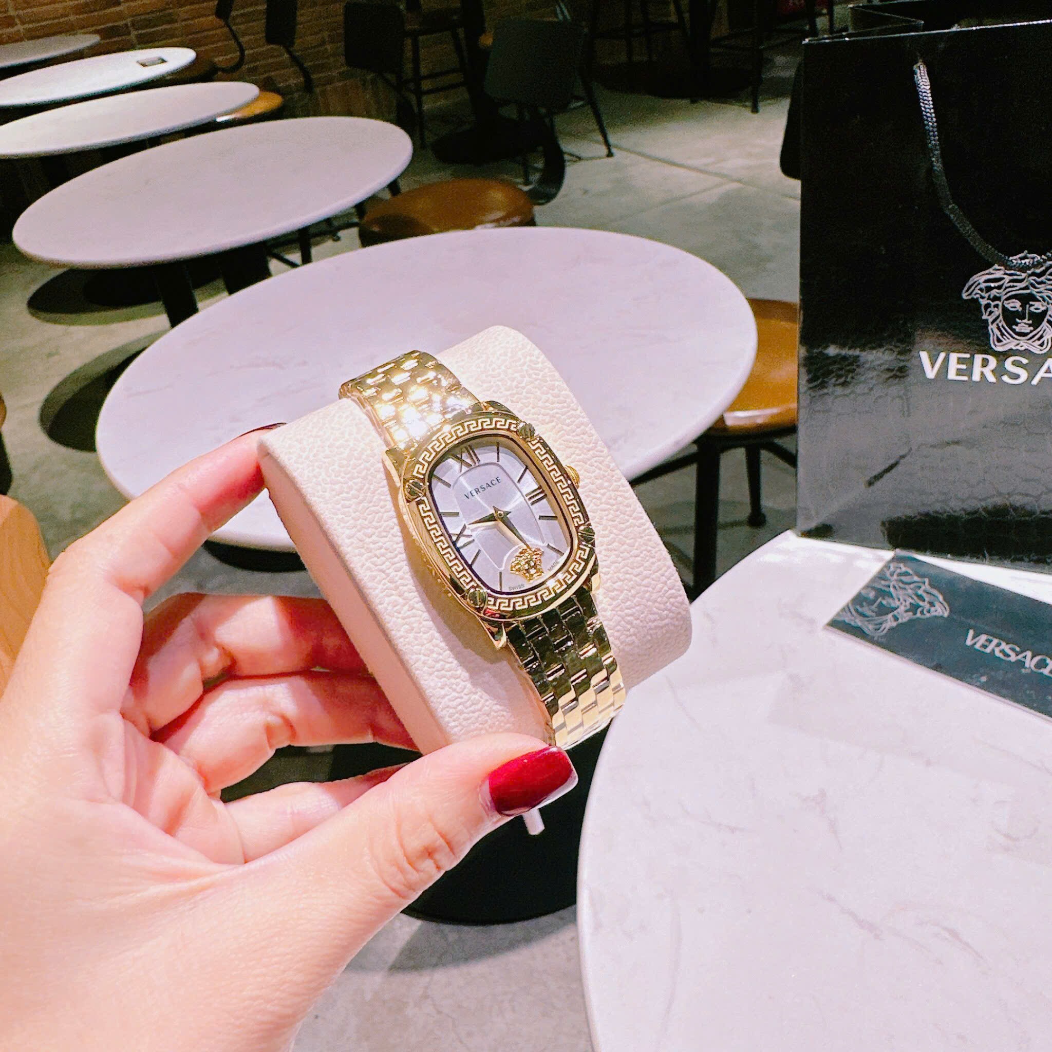 Đồng Hồ Versace Couture |Nữ Giới |Mặt Chữ Nhật Trắng |Dây Kim Loại Vàng Gold |Máy Pin (Quartz) |Size 30x38mm |donghogiatot.vn