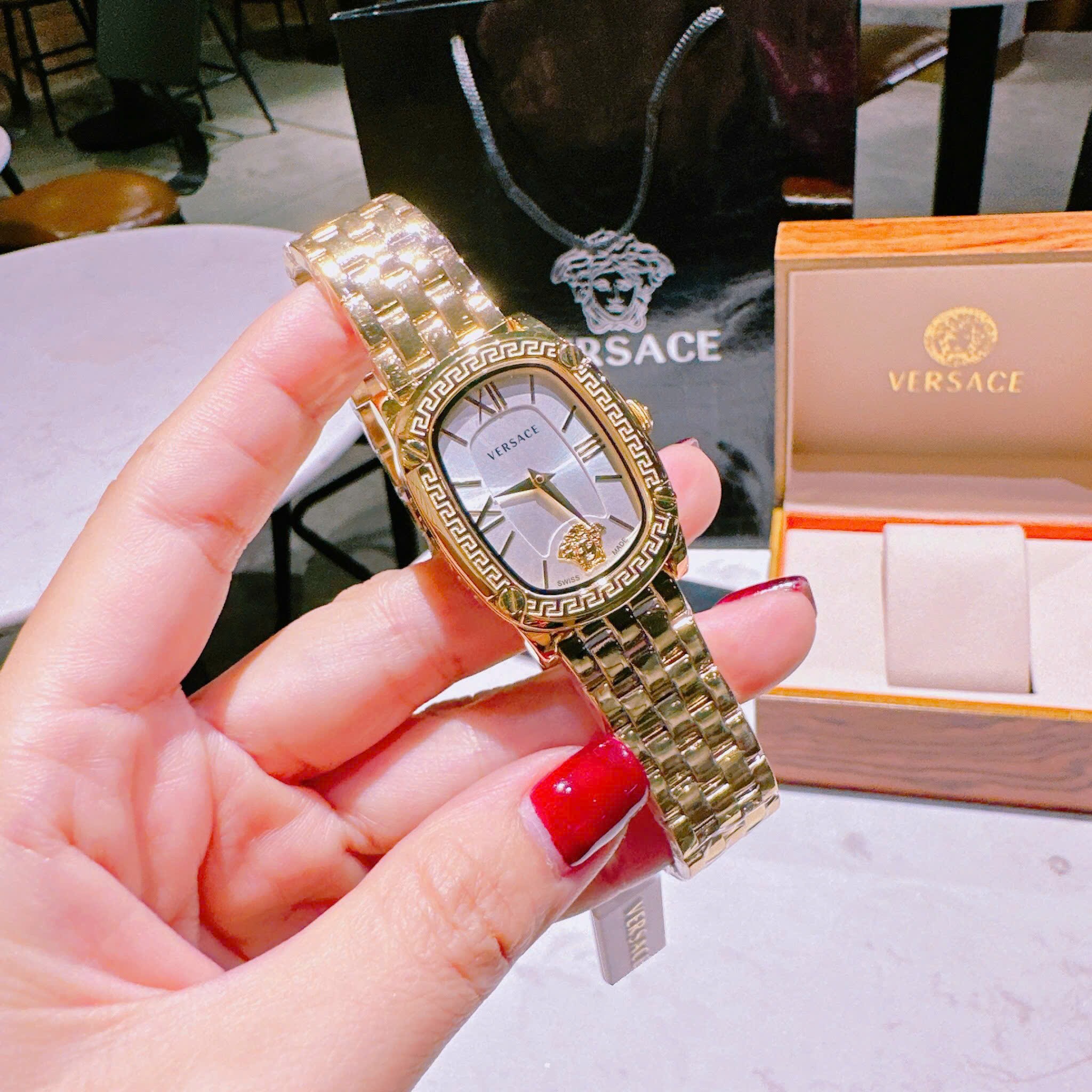 Đồng Hồ Versace Couture |Nữ Giới |Mặt Chữ Nhật Trắng |Dây Kim Loại Vàng Gold |Máy Pin (Quartz) |Size 30x38mm |donghogiatot.vn