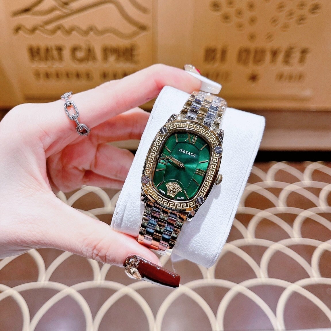 Đồng Hồ Versace Couture |Nữ Giới |Mặt Chữ Nhật Xanh Lá |Dây Kim Loại Demi Vàng |Máy Pin (Quartz) |Size 30x38mm |donghogiatot.vn