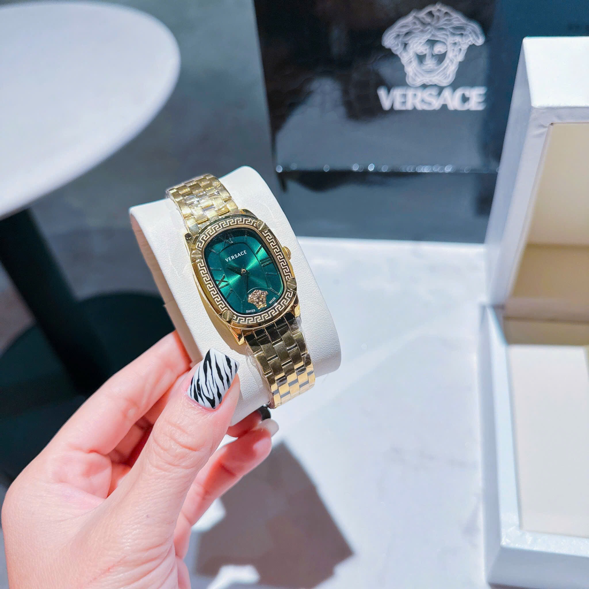 Đồng Hồ Versace Couture |Nữ Giới |Mặt Chữ Nhật Xanh Lá |Dây Kim Loại Vàng Gold |Máy Pin (Quartz) |Size 30x38mm |donghogiatot.vn