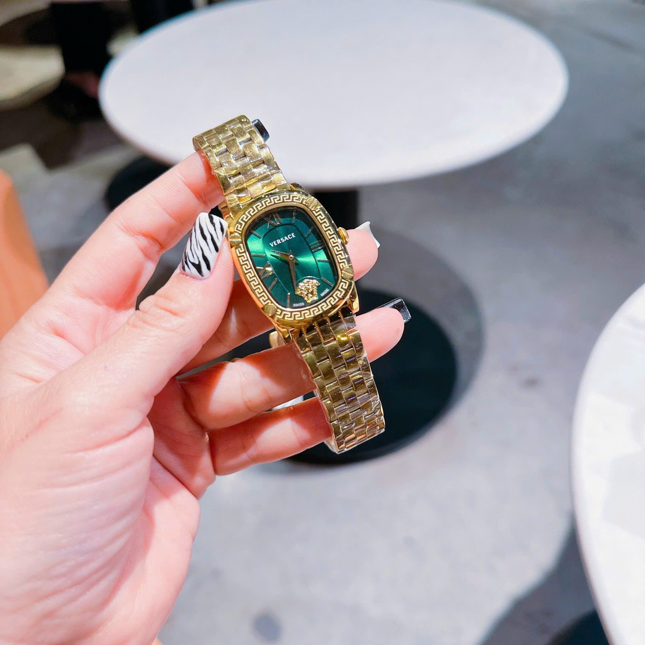 Đồng Hồ Versace Couture |Nữ Giới |Mặt Chữ Nhật Xanh Lá |Dây Kim Loại Vàng Gold |Máy Pin (Quartz) |Size 30x38mm |donghogiatot.vn
