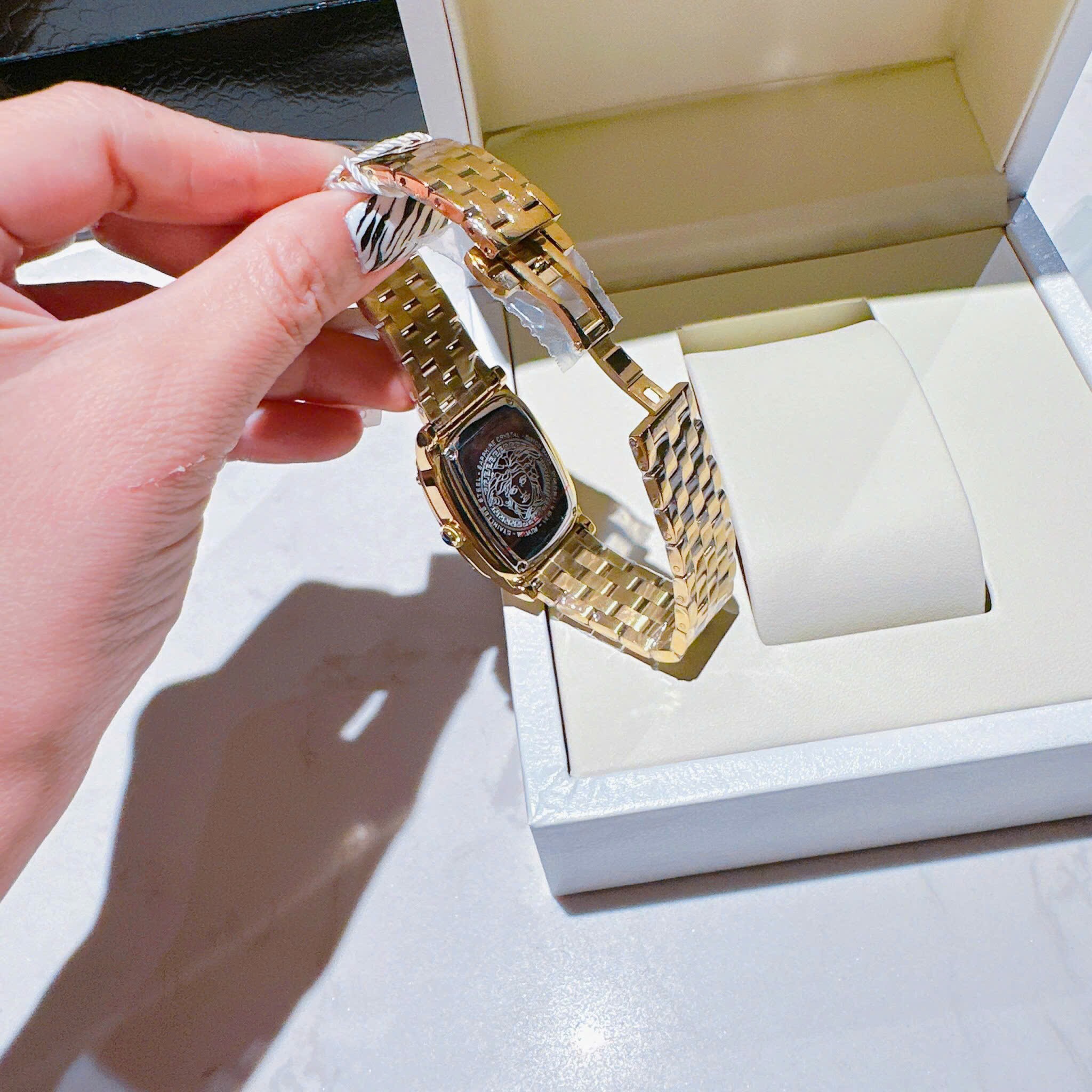 Đồng Hồ Versace Couture |Nữ Giới |Mặt Chữ Nhật Xanh Lá |Dây Kim Loại Vàng Gold |Máy Pin (Quartz) |Size 30x38mm |donghogiatot.vn