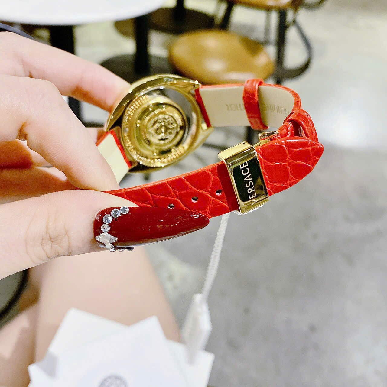 Đồng Hồ Versace Đá Rơi |Nữ Giới |Vàng Gold |Dây Da Màu Đỏ |Máy Pin (Quartz) |Size 36mm |donghogiatot.vn