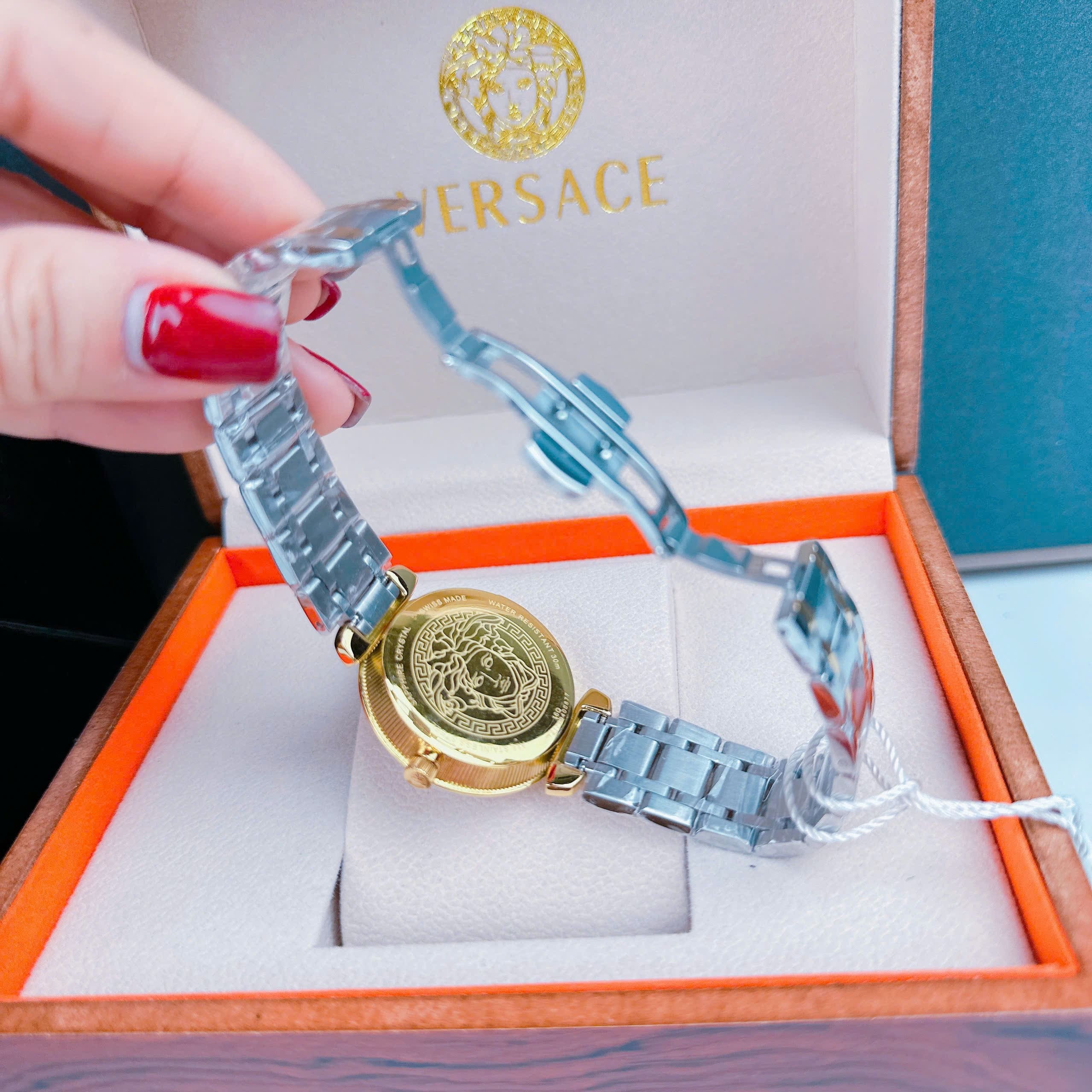 Đồng Hồ Versace Daphnis |Nữ Giới |Mặt Đen |Dây Kim Loại Demi Vàng |Máy Pin (Quartz) |Size 35mm |donghogiatot.vn
