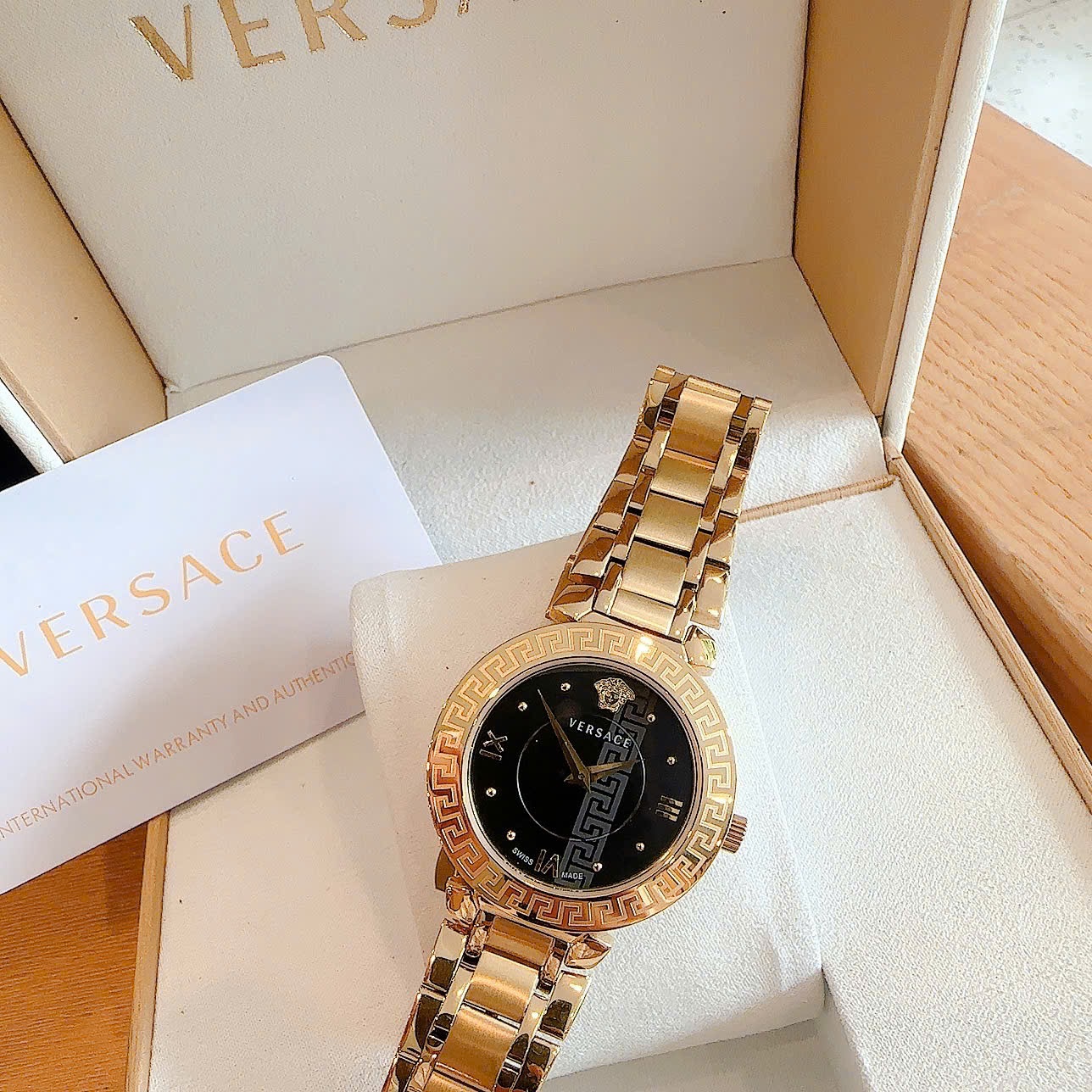 Đồng Hồ Versace Daphnis |Nữ Giới |Mặt Đen |Dây Kim Loại Vàng Gold |Máy Pin (Quartz) |Size 35mm |donghogiatot.vn
