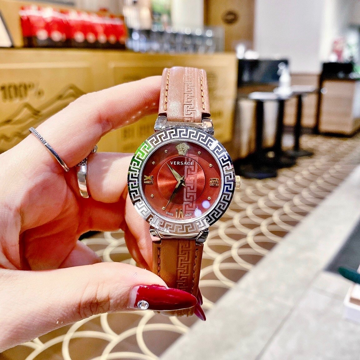 Đồng Hồ Versace Daphnis |Nữ Giới |Mặt Tròn |Silver |Dây Da Nâu |Máy Pin (Quartz) |Size 35mm |donghogiatot.vn