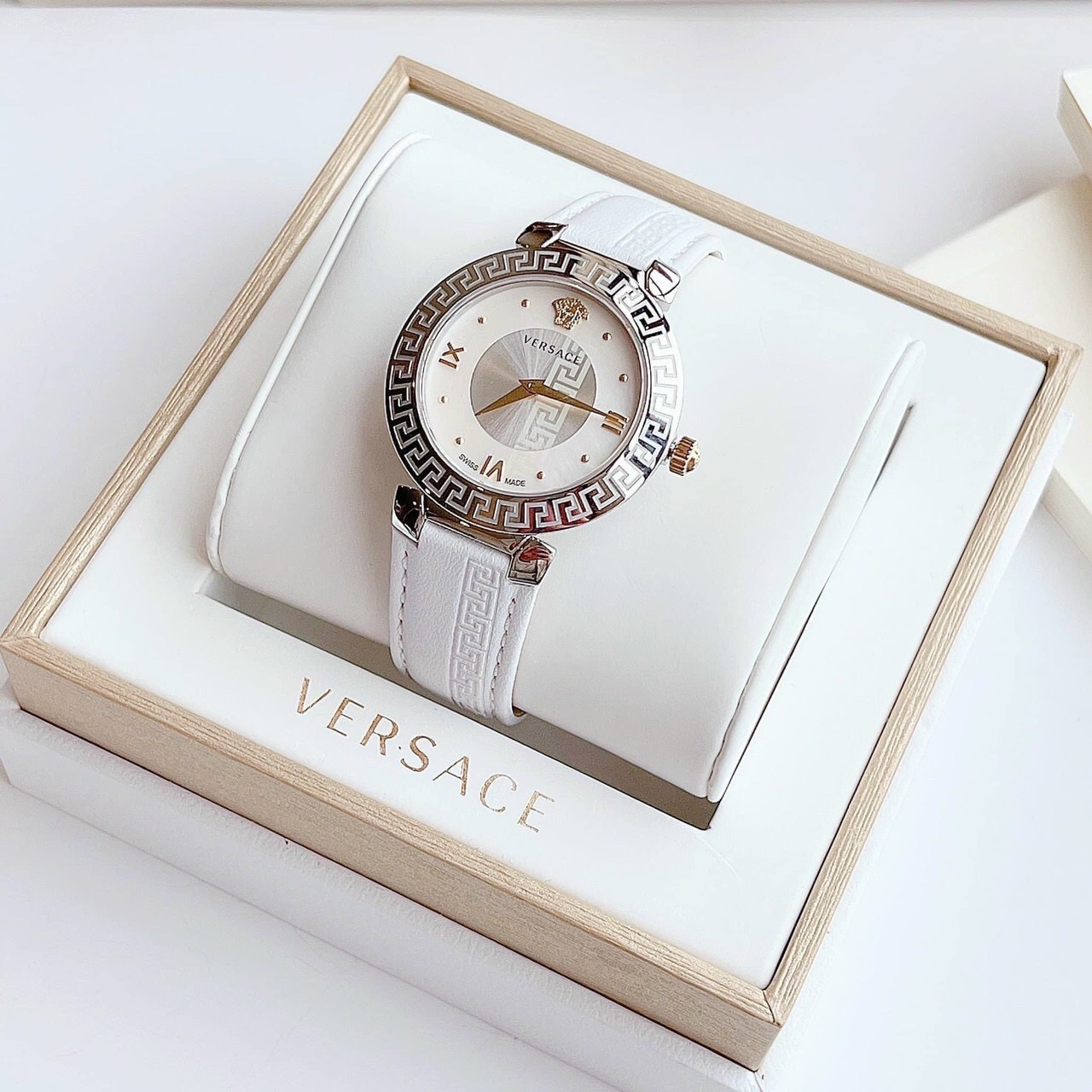 Đồng Hồ Versace Daphnis |Nữ Giới |Mặt Tròn |Silver |Dây Da Trắng |Máy Pin (Quartz) |Size 35mm |donghogiatot.vn