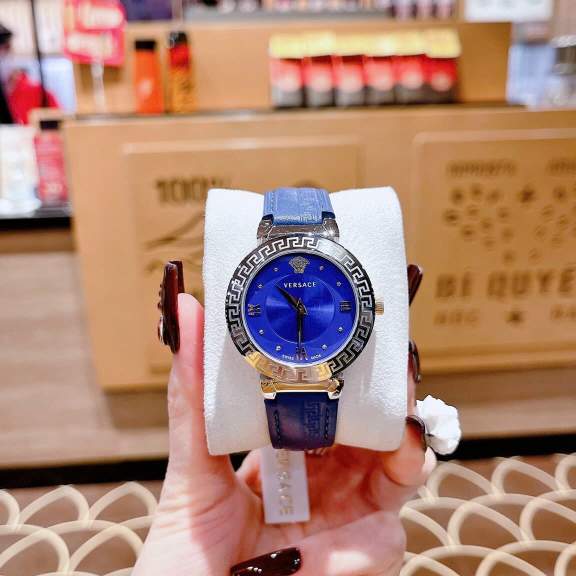 Đồng Hồ Versace Daphnis |Nữ Giới |Mặt Tròn |Silver |Dây Da Xanh Dương |Máy Pin (Quartz) |Size 35mm |donghogiatot.vn