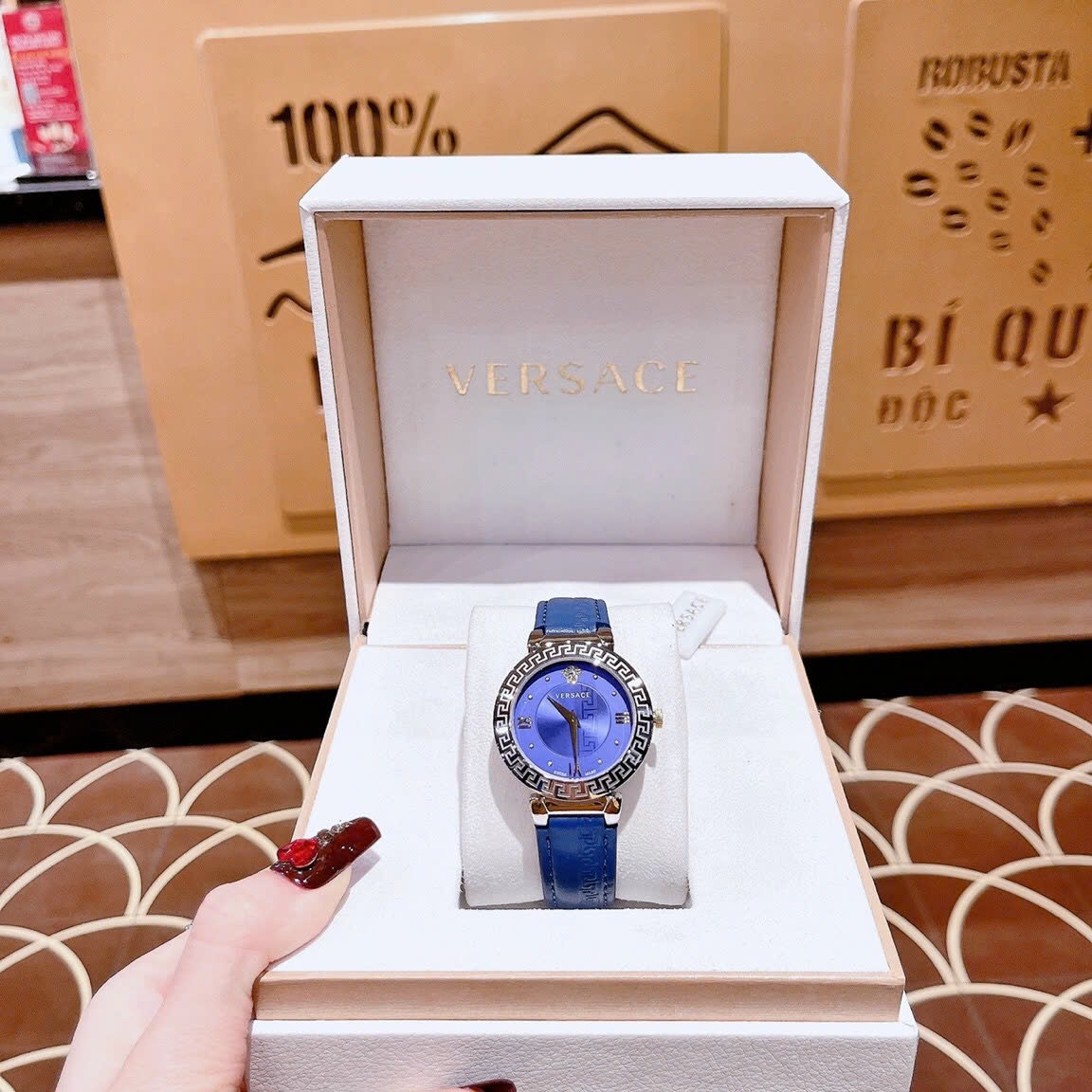 Đồng Hồ Versace Daphnis |Nữ Giới |Mặt Tròn |Silver |Dây Da Xanh Dương |Máy Pin (Quartz) |Size 35mm |donghogiatot.vn