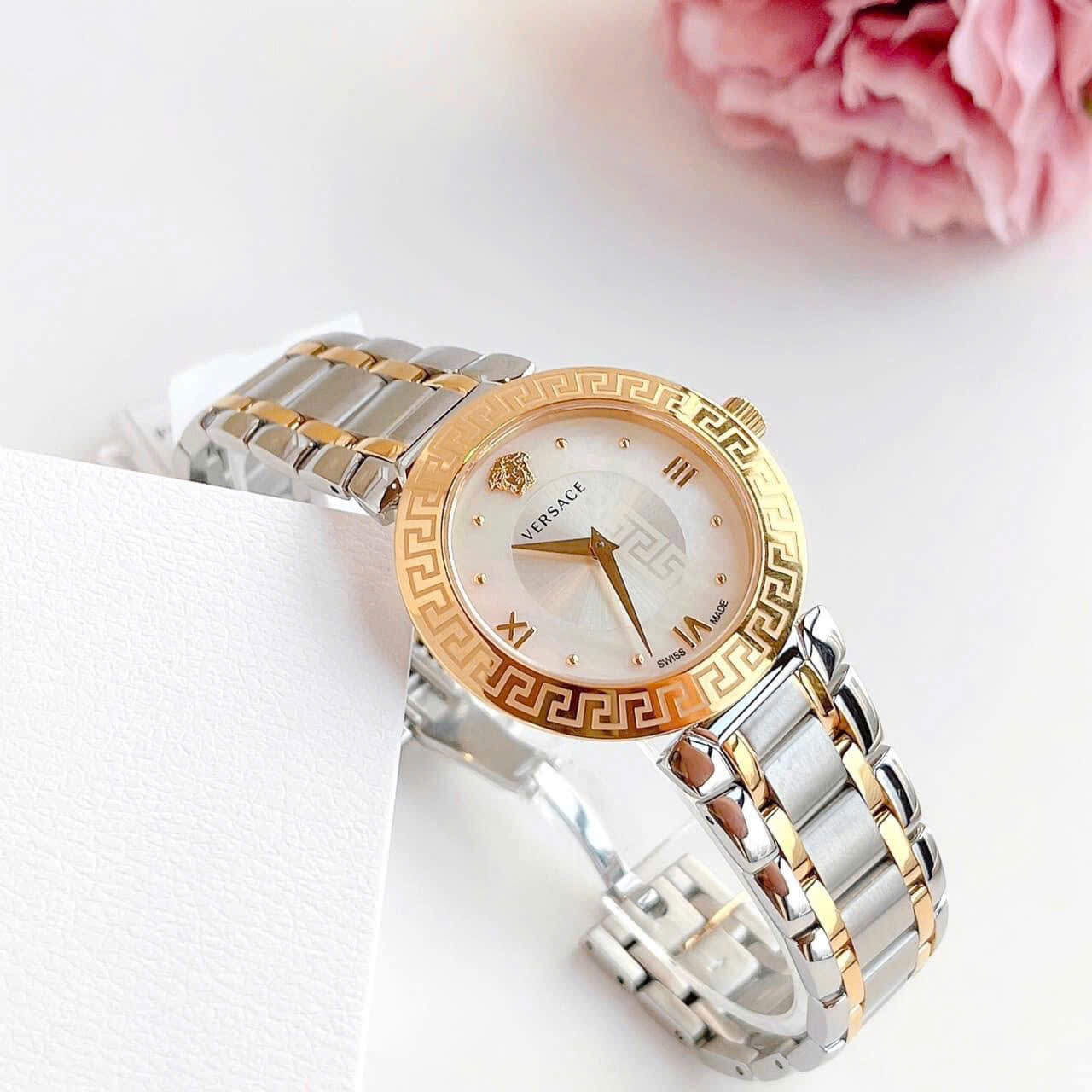 Đồng Hồ Versace Daphnis |Nữ Giới |Mặt Trắng |Dây Kim Loại Demi Vàng |Máy Pin (Quartz) |Size 35mm |donghogiatot.vn