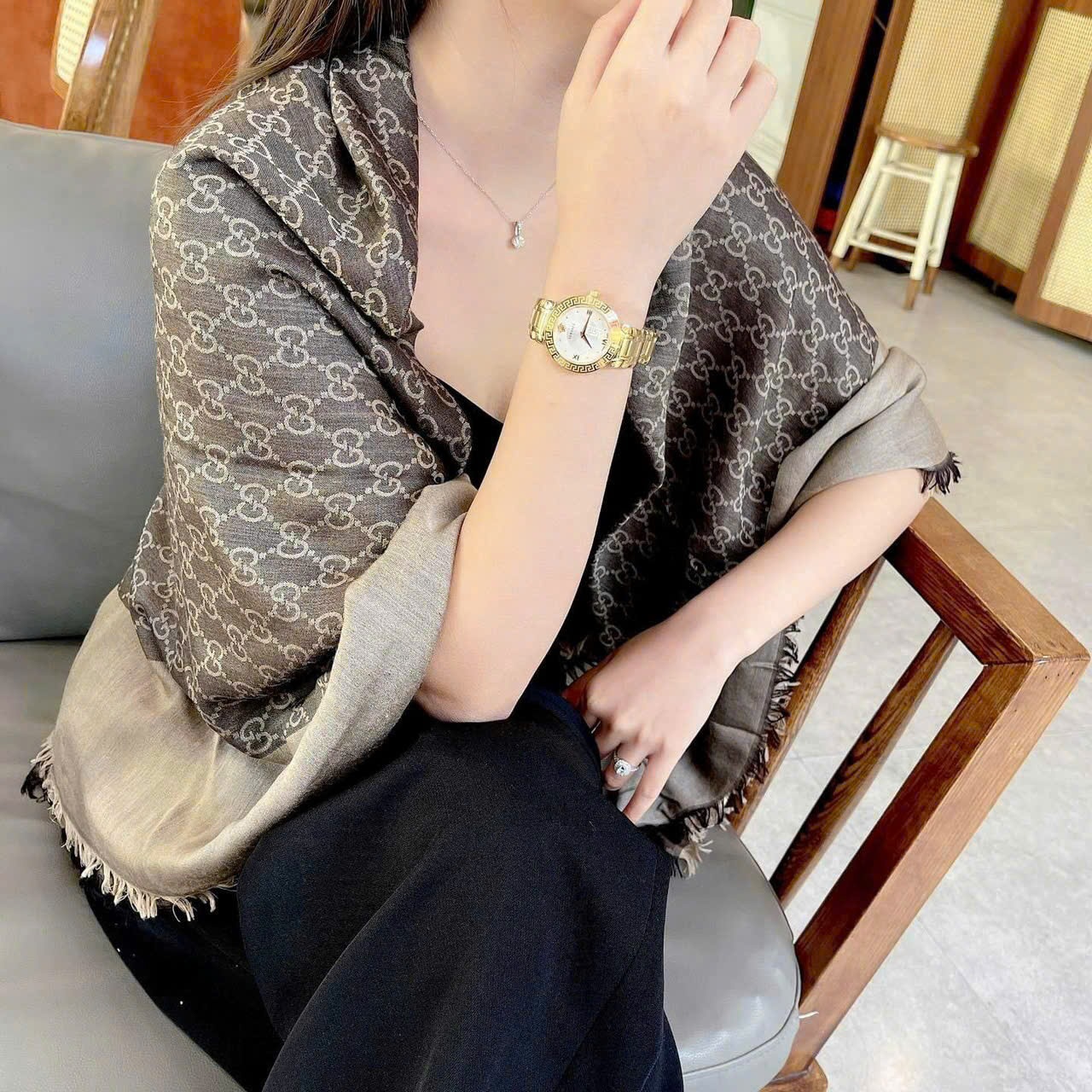 Đồng Hồ Versace Daphnis |Nữ Giới |Mặt Trắng |Dây Kim Loại Vàng Gold |Máy Pin (Quartz) |Size 35mm |donghogiatot.vn