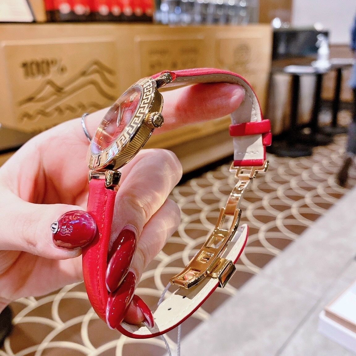 Đồng Hồ Versace Daphnis |Nữ Giới |Mặt Tròn |Vàng Gold |Dây Da Đỏ |Máy Pin (Quartz) |Size 35mm |donghogiatot.vn