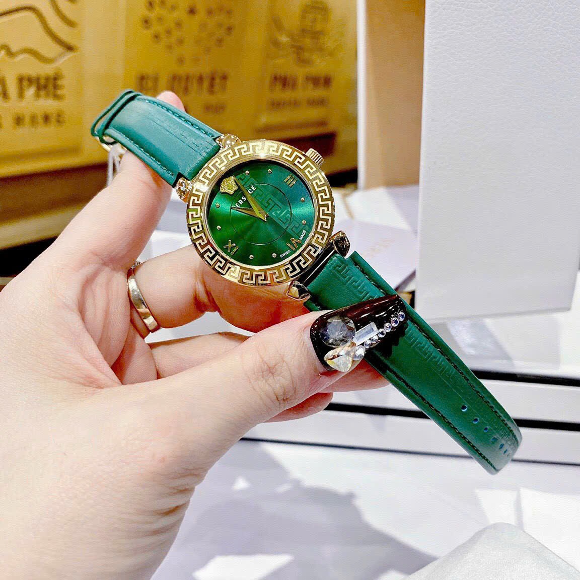 Đồng Hồ Versace Daphnis |Nữ Giới |Mặt Tròn |Vàng Gold |Dây Da Xanh Lá |Máy Pin (Quartz) |Size 35mm |donghogiatot.vn