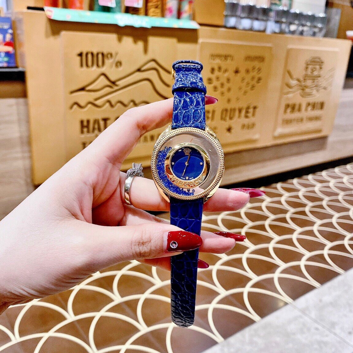 Đồng Hồ Versace Đính Đá Xanh |Nữ Giới |Vàng Gold |Dây Da Xanh Dương |Máy Pin (Quartz) |Size 36mm |donghogiatot.vn